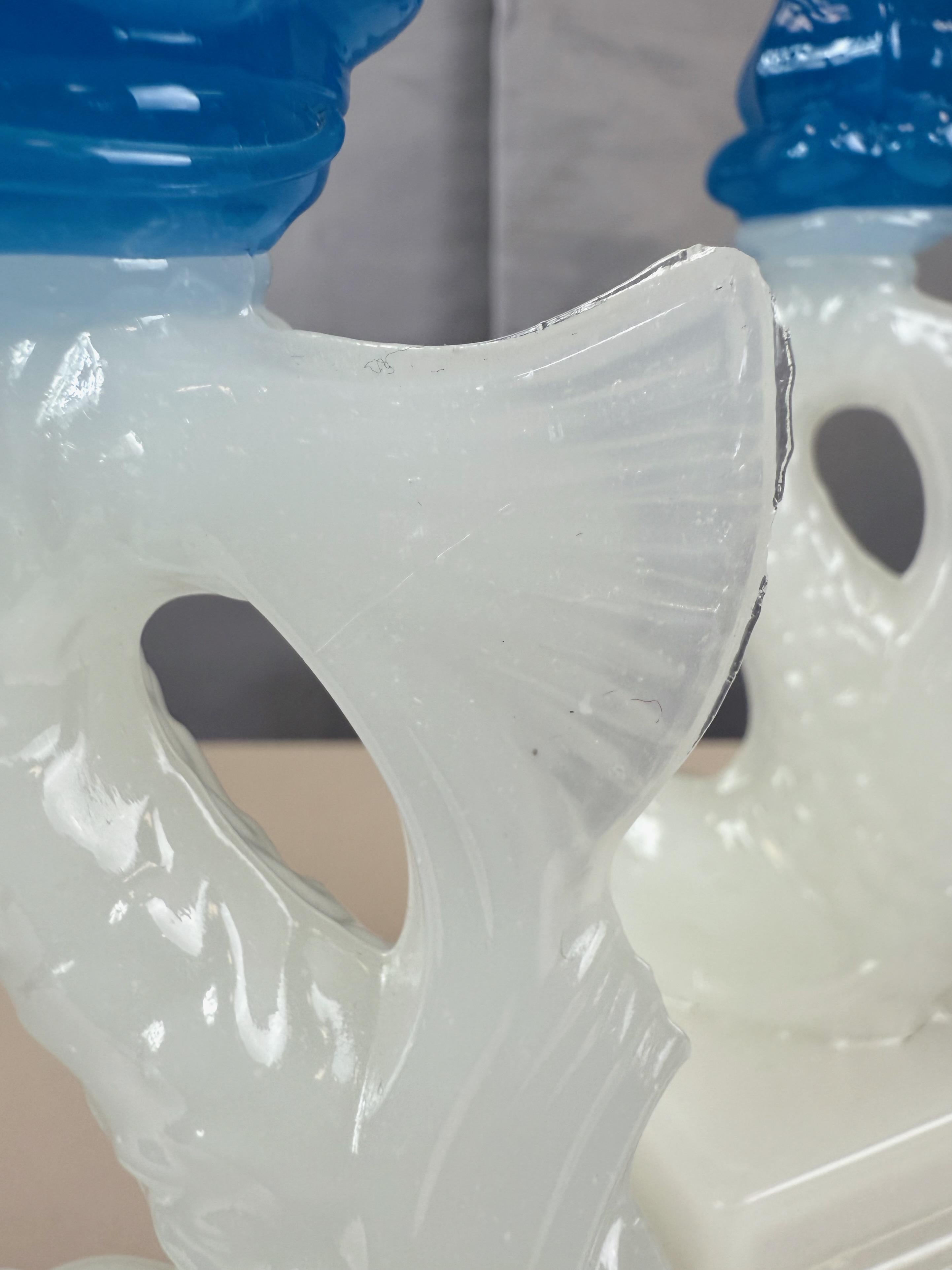 Pareja de vidrios de Boston y Sandwich Glass Co. Candeleros Delfín Blanco y Azul, 1840-60 en venta 11