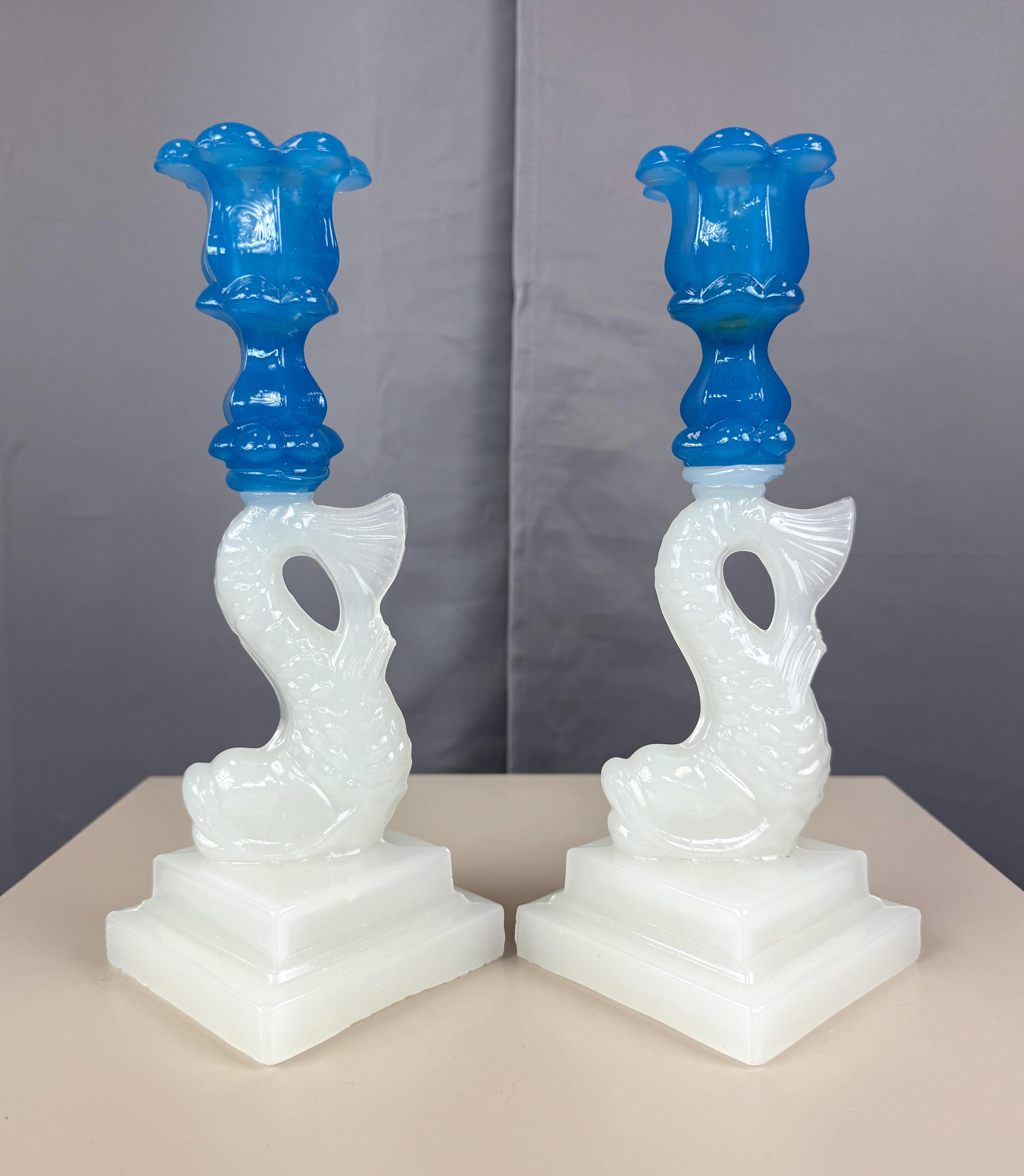 Preciosa pareja de candelabros delfín de vidrio prensado blanco y azul francés de la Boston and Sandwich Glass Company de hacia 1840-1860.

Vástago de delfín de estilo renacentista italiano sobre zócalo de dos escalones en luminoso 