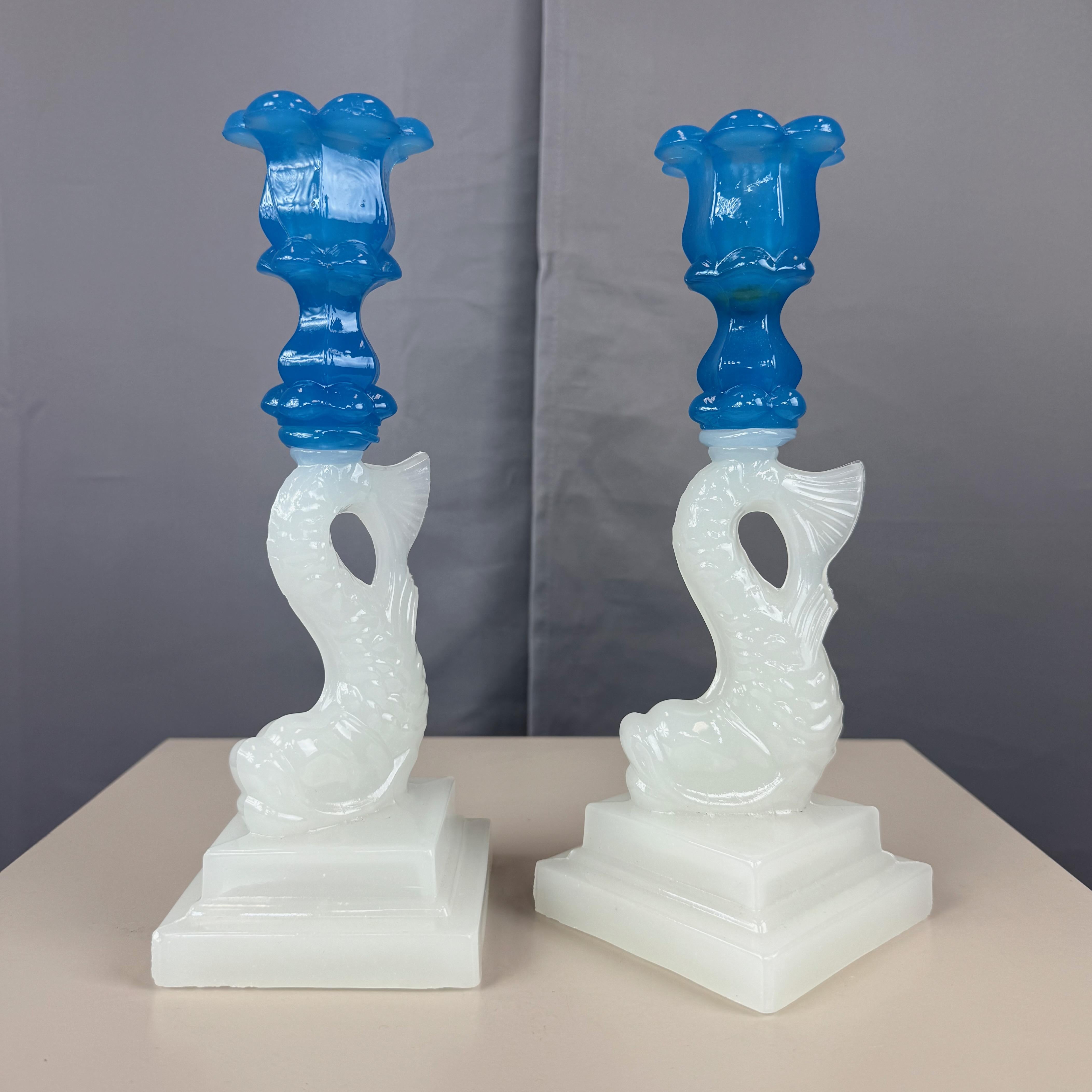Pareja de vidrios de Boston y Sandwich Glass Co. Candeleros Delfín Blanco y Azul, 1840-60 clásico estadounidense en venta