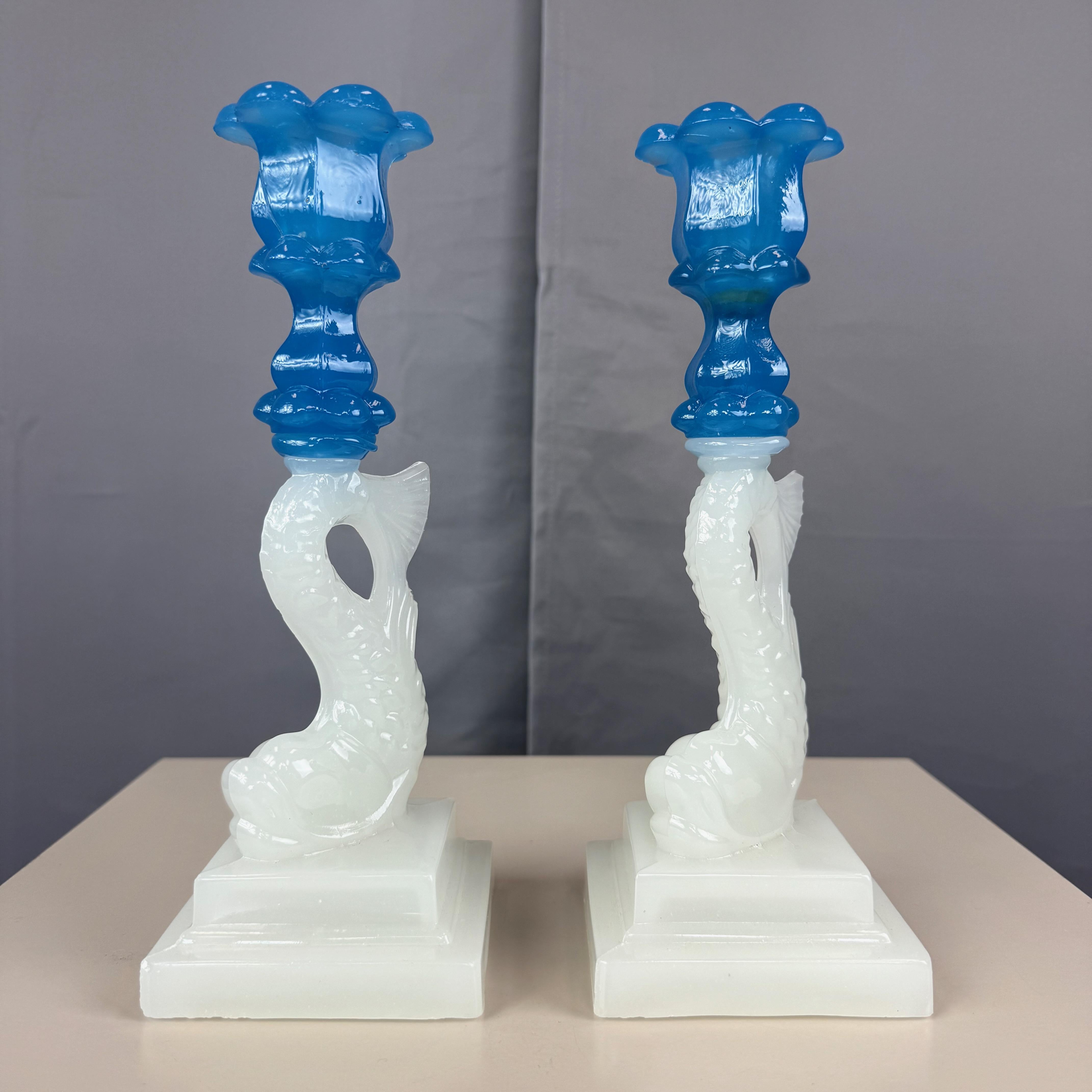 Pareja de vidrios de Boston y Sandwich Glass Co. Candeleros Delfín Blanco y Azul, 1840-60 Estadounidense en venta