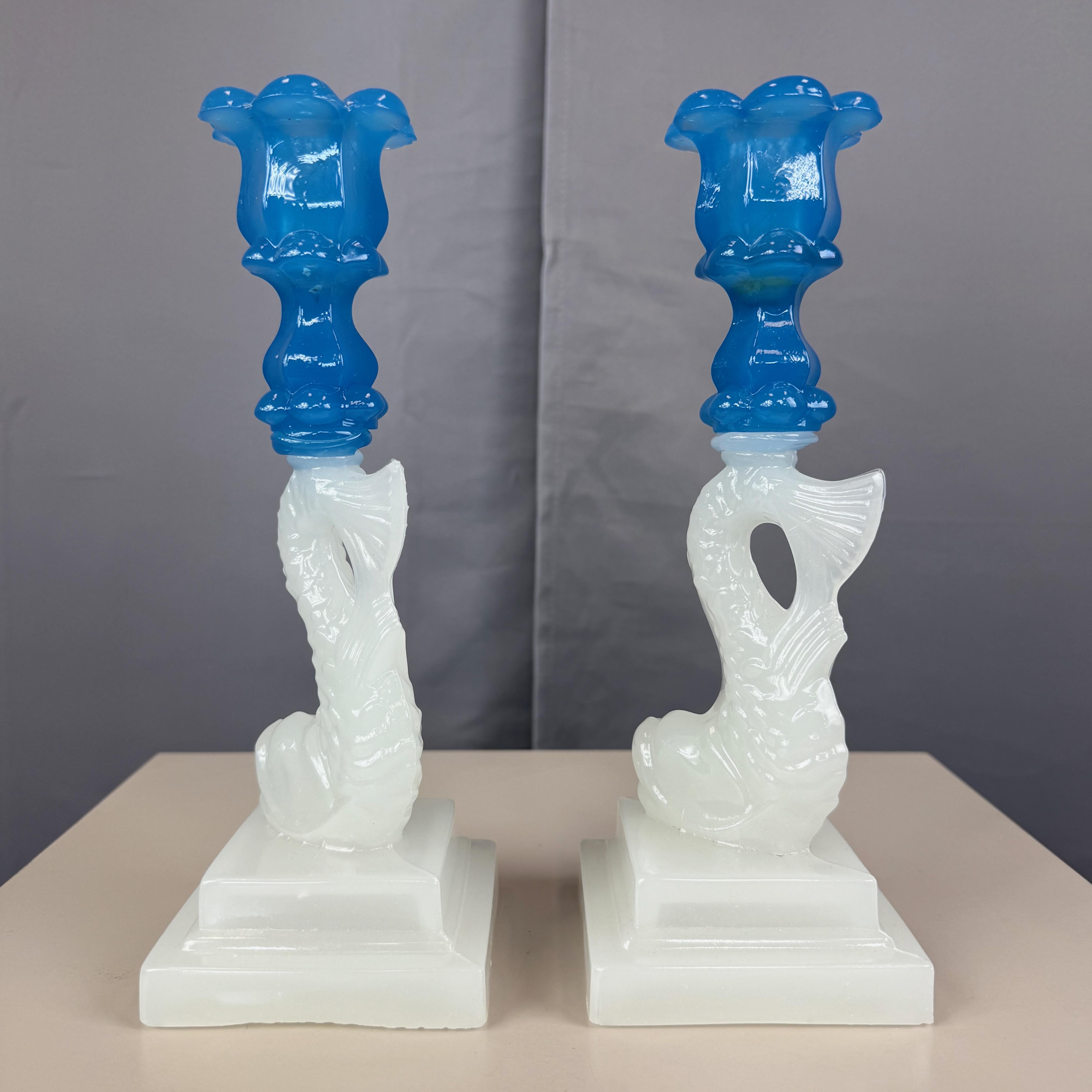 Pareja de vidrios de Boston y Sandwich Glass Co. Candeleros Delfín Blanco y Azul, 1840-60 Presionado en venta