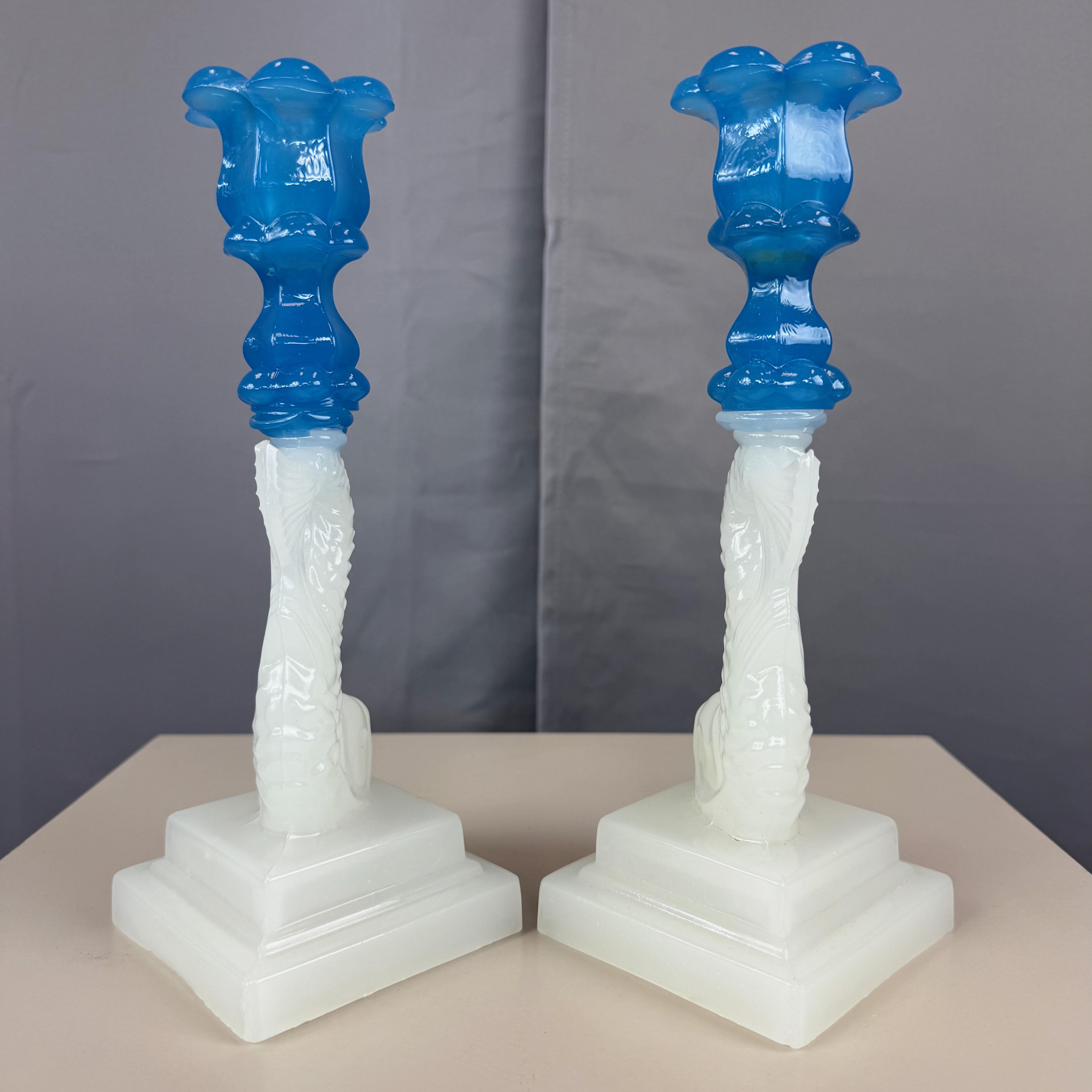 Pareja de vidrios de Boston y Sandwich Glass Co. Candeleros Delfín Blanco y Azul, 1840-60 en Bueno estado para la venta en San Francisco, CA