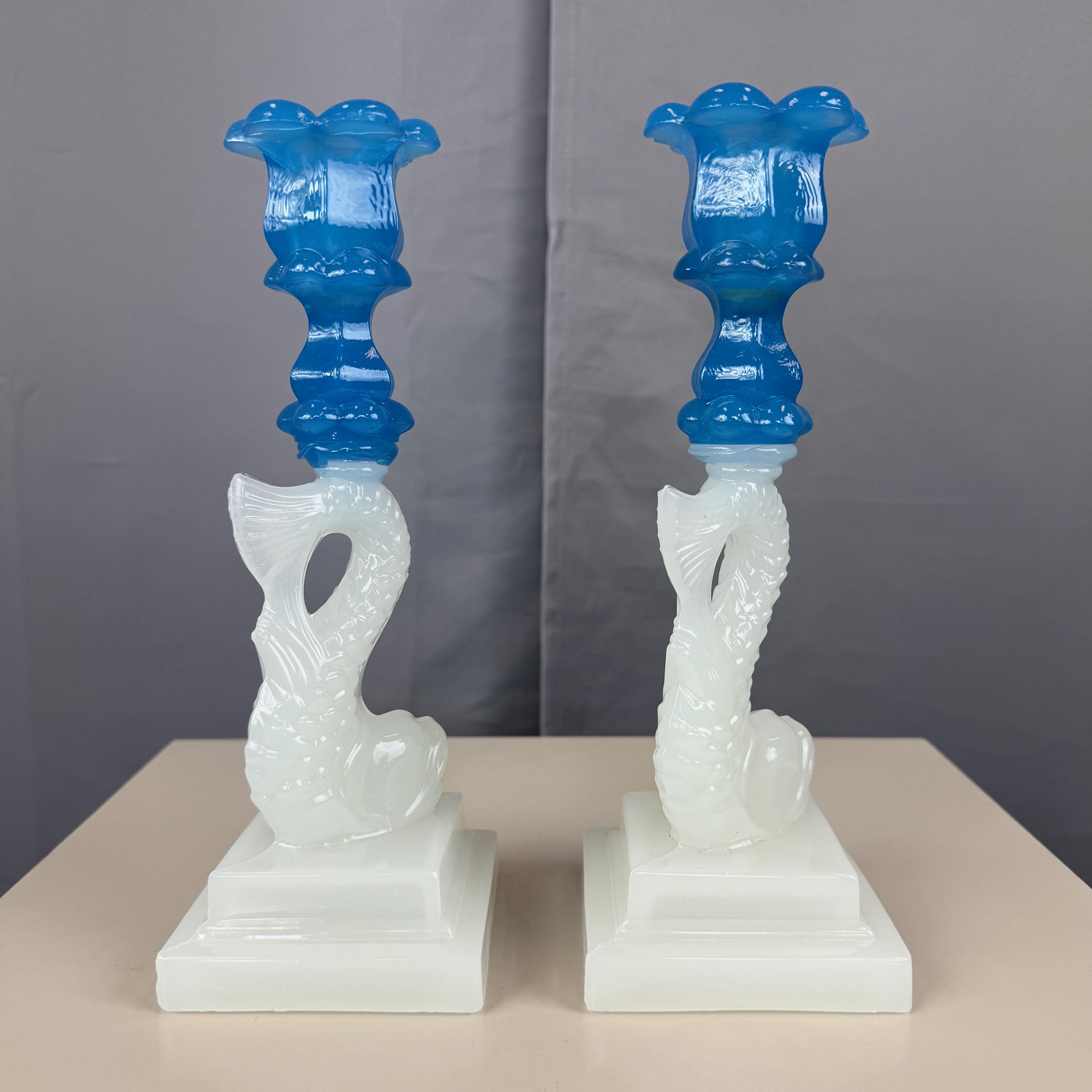 Pareja de vidrios de Boston y Sandwich Glass Co. Candeleros Delfín Blanco y Azul, 1840-60 Mediados del siglo XIX en venta