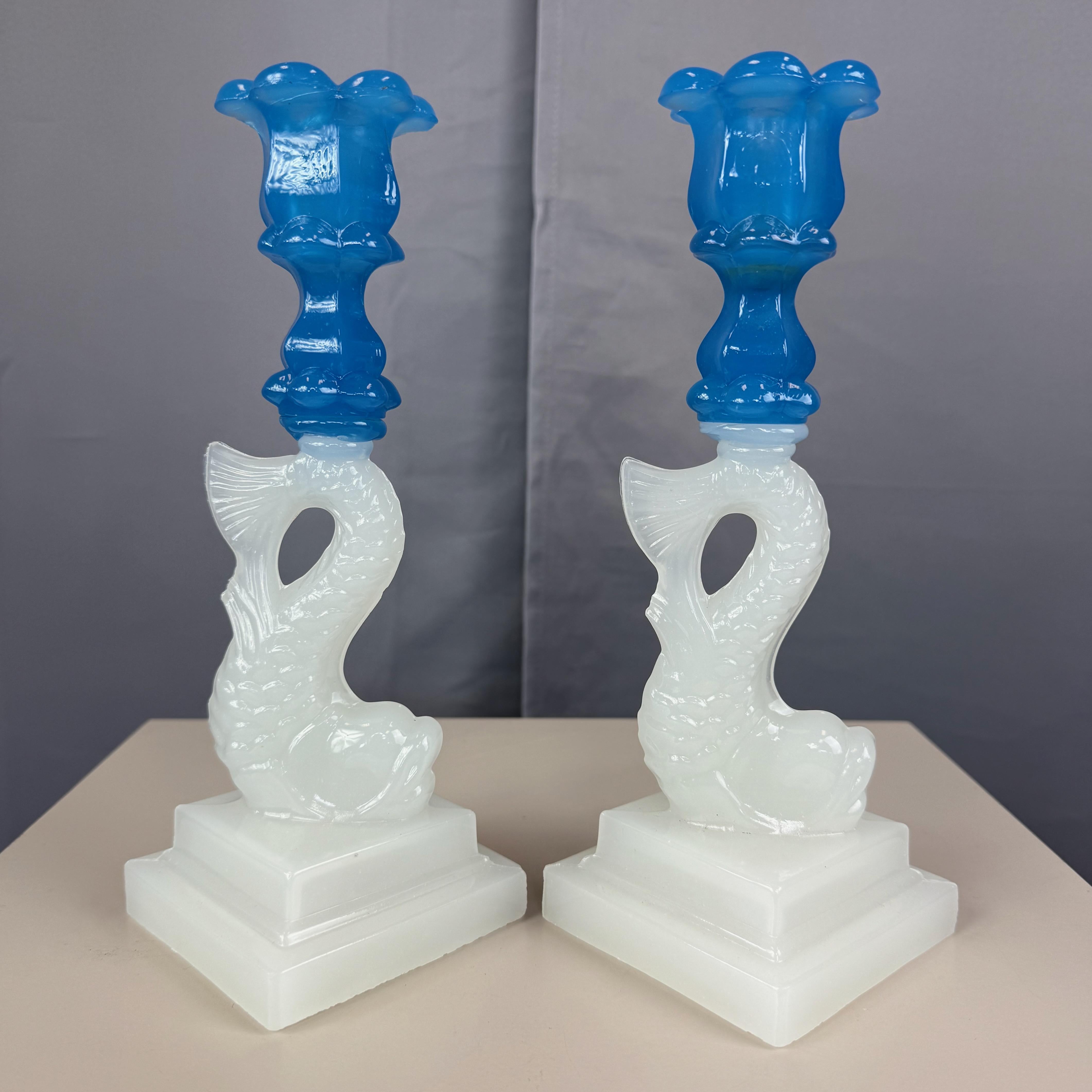 Pareja de vidrios de Boston y Sandwich Glass Co. Candeleros Delfín Blanco y Azul, 1840-60 Vidrio en venta
