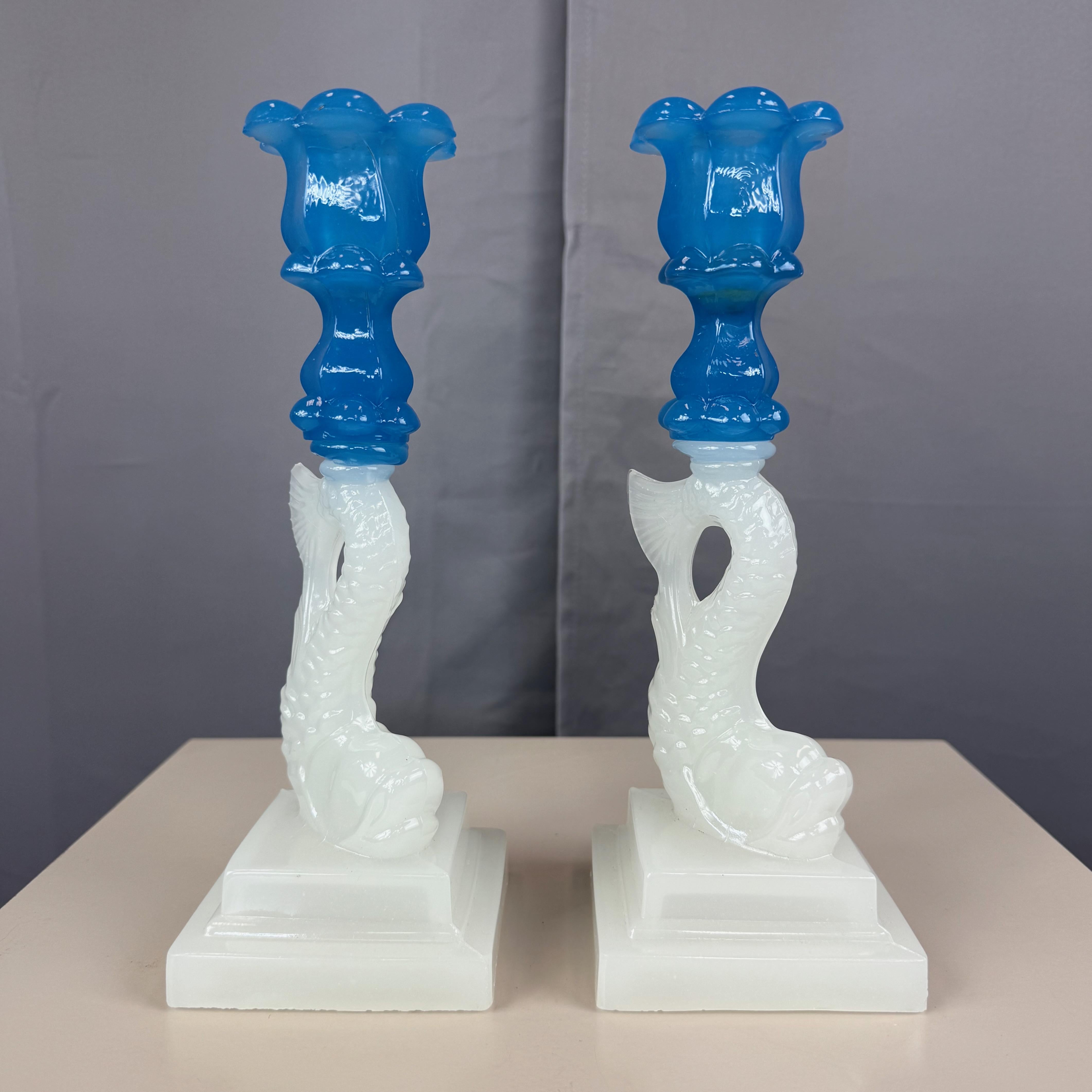 Pareja de vidrios de Boston y Sandwich Glass Co. Candeleros Delf�ín Blanco y Azul, 1840-60 en venta 1