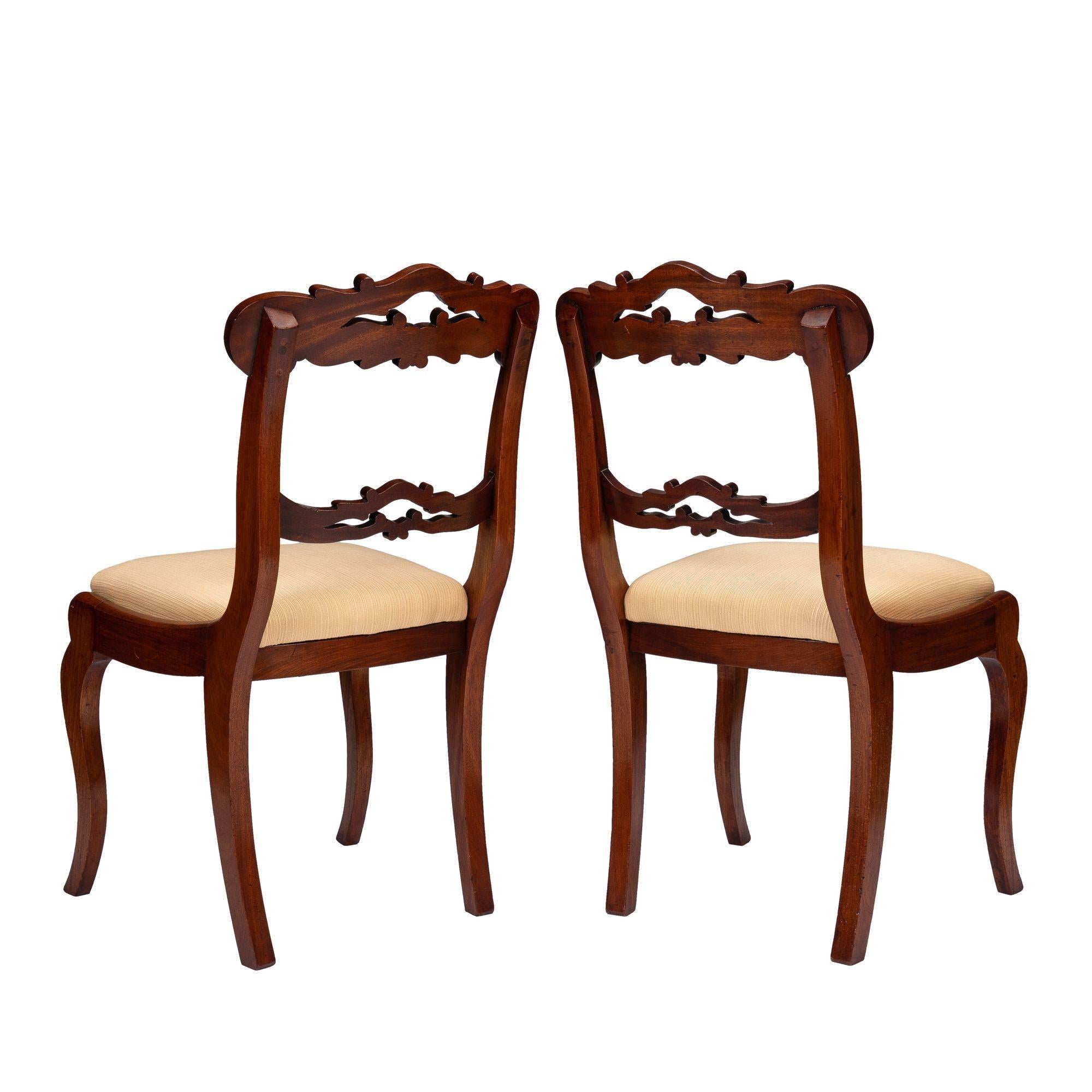Pair of Boston late Classical slip seat mahogany side chairs, 1830-45 For Sale 1