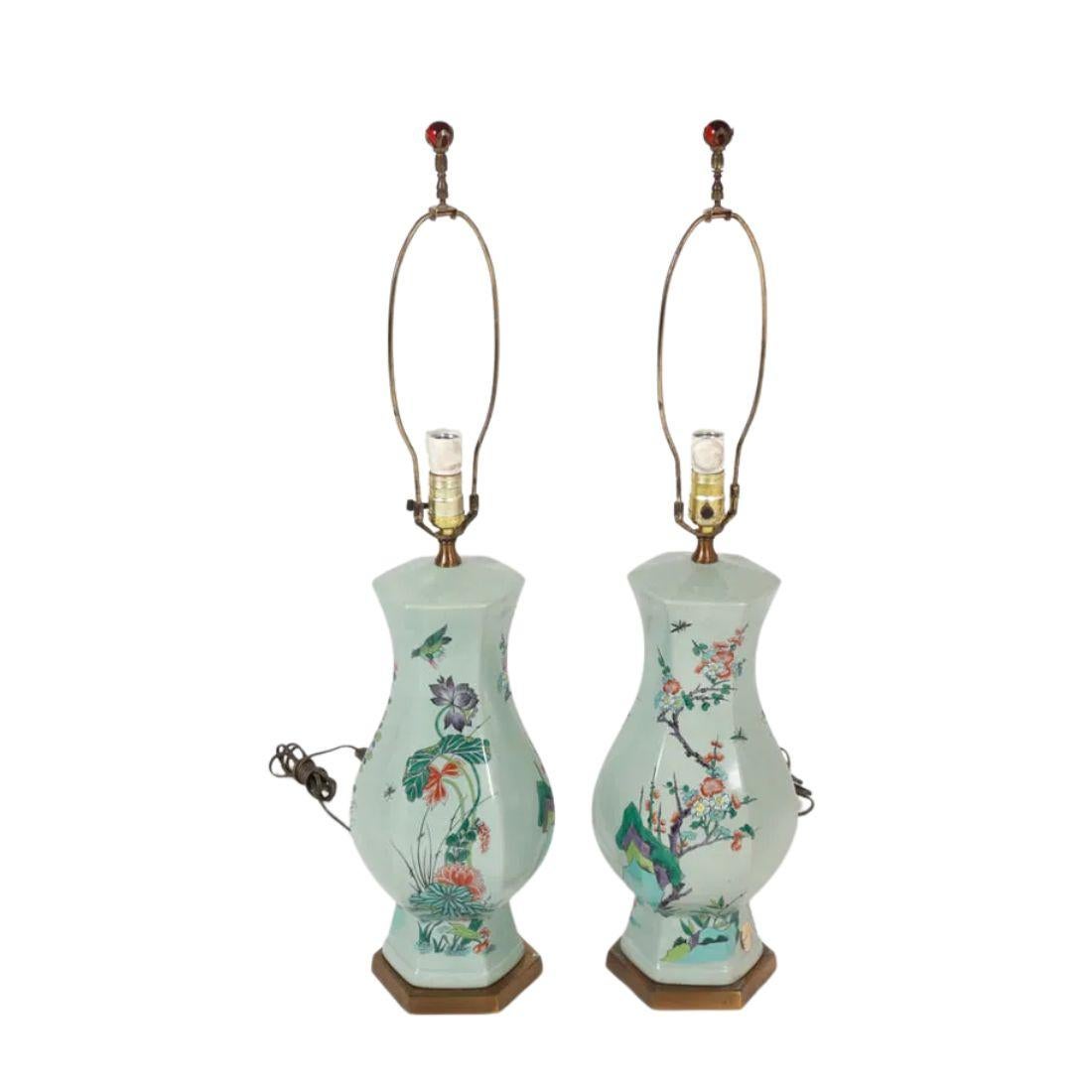 Paire de lampes botaniques en céramique céladon sur base en laiton Bon état - En vente à Locust Valley, NY