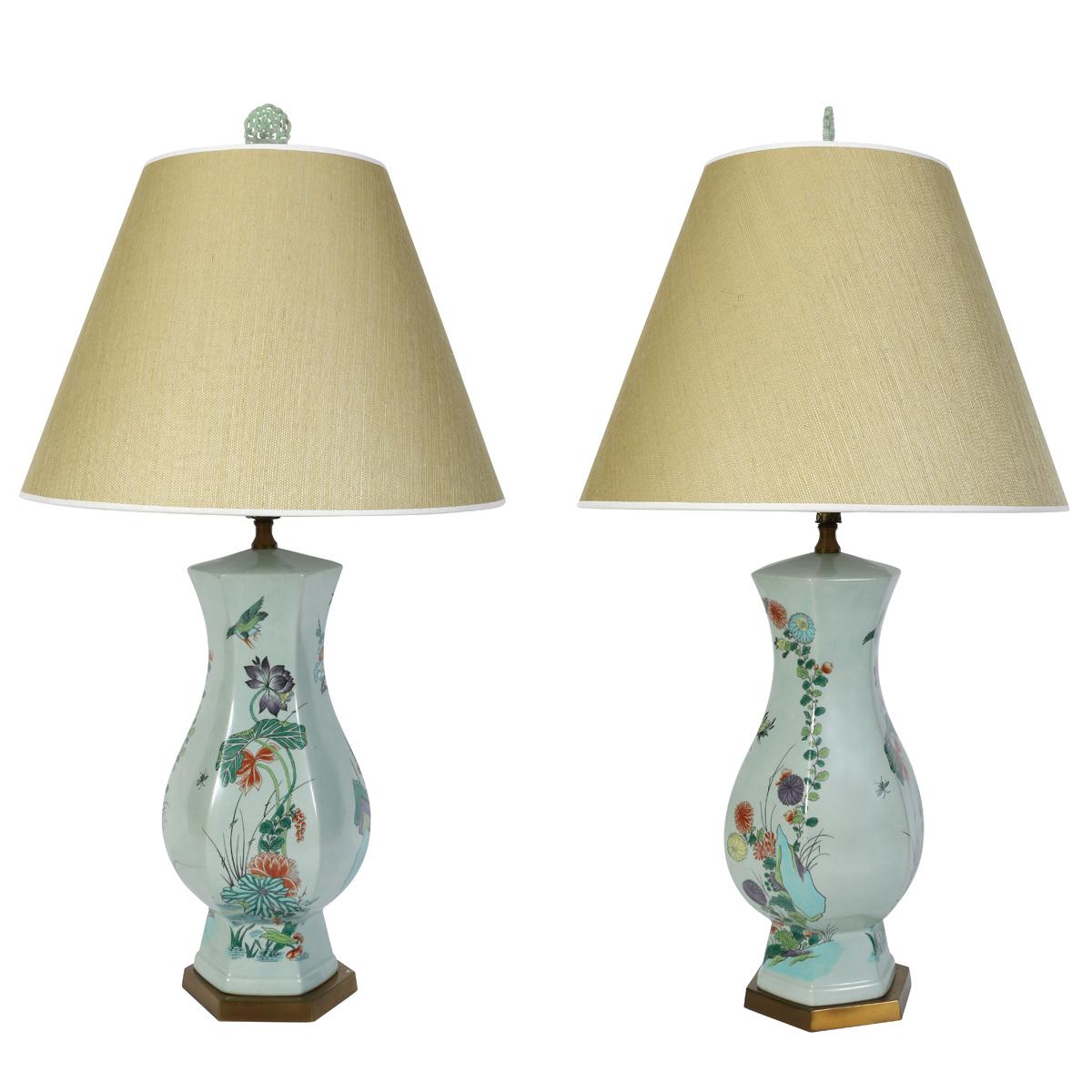 20ième siècle Paire de lampes botaniques en céramique céladon sur base en laiton en vente