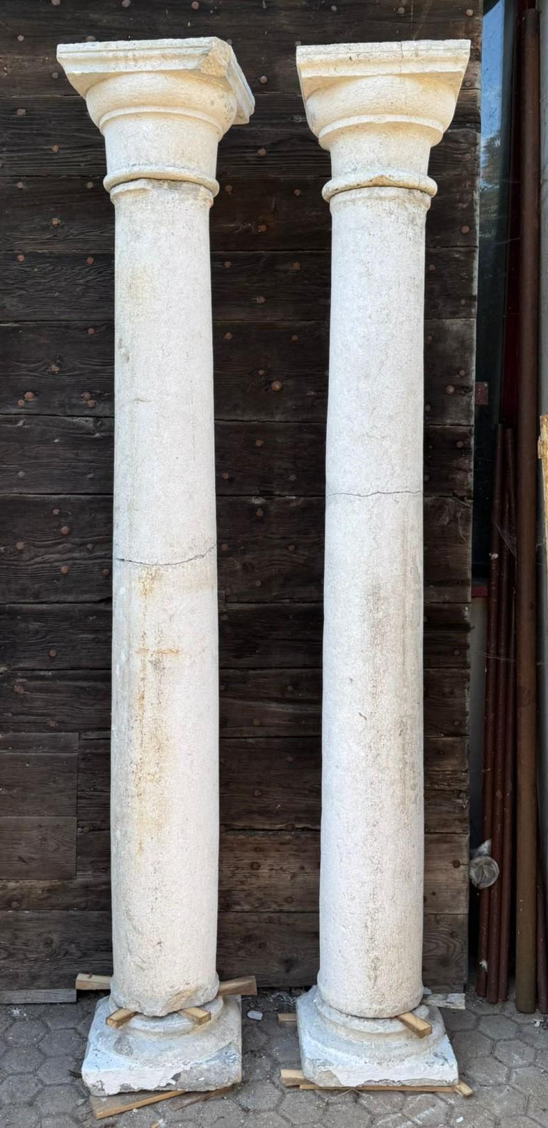 Antigua pareja de columnas de mármol Botticino con capiteles y bases de piedra originales, de forma clásica y elegante. Tienen pequeñas imperfecciones propias de la edad y defectos visibles en las fotos, pero son muy bonitas.
Cada base mide 34 x 34