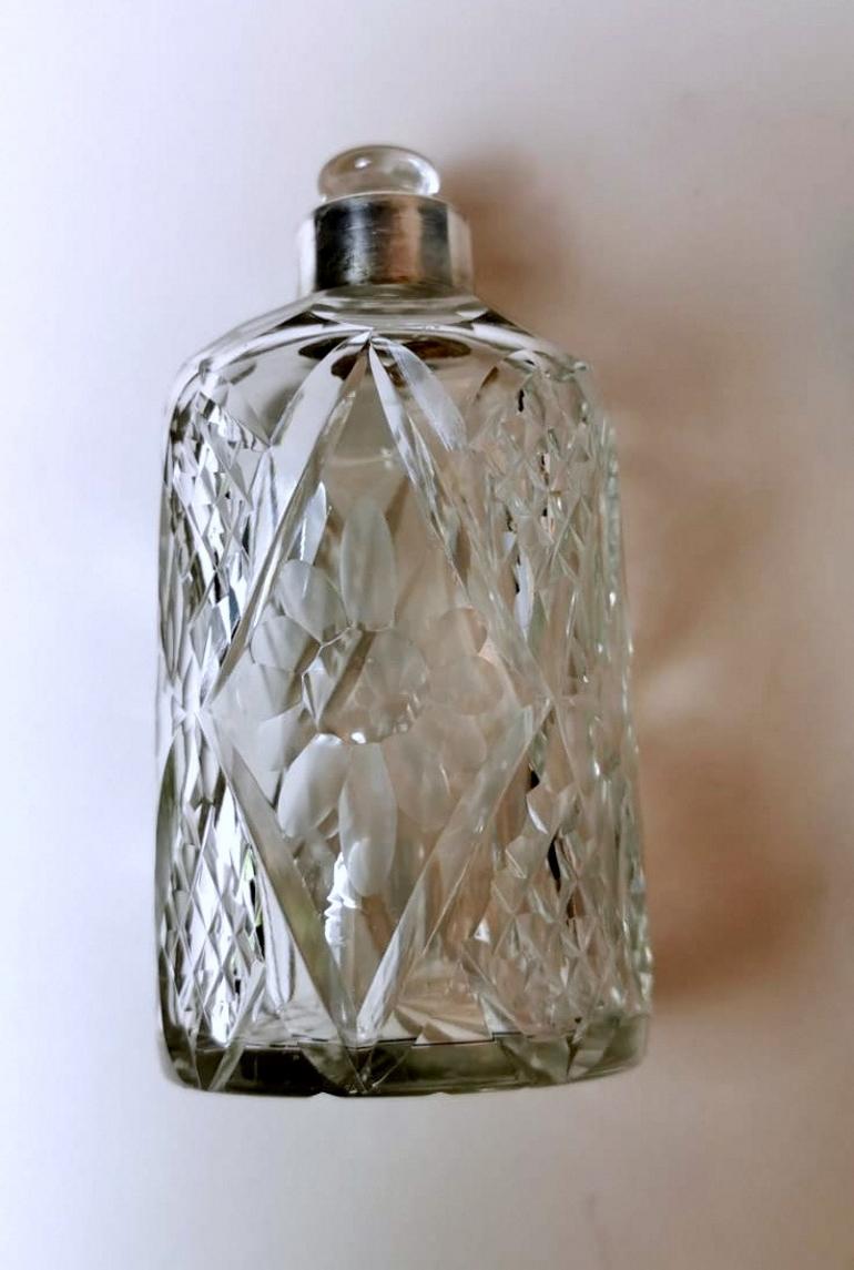Pair of Bottle and Vanity Box Cut Crystal and Chiseled Silver, Spain In Good Condition For Sale In Prato, Tuscany