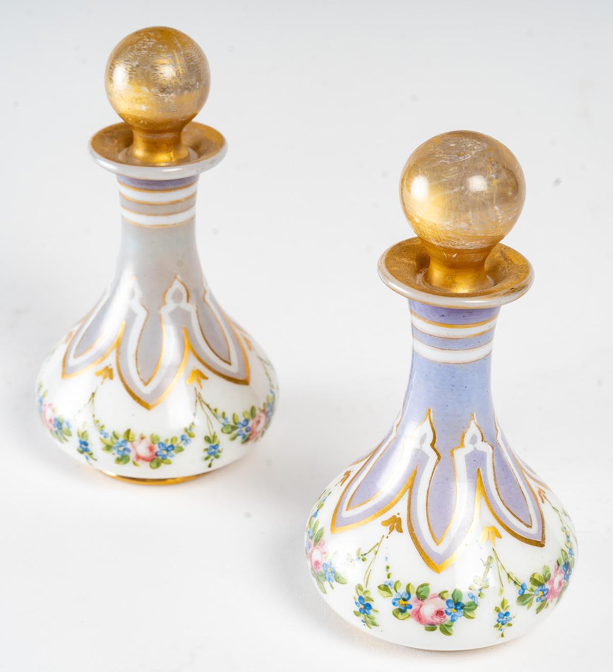Pair of Bottles in Painted and Gilded Opaline, Napoleon III period In Good Condition For Sale In Saint-Ouen, FR