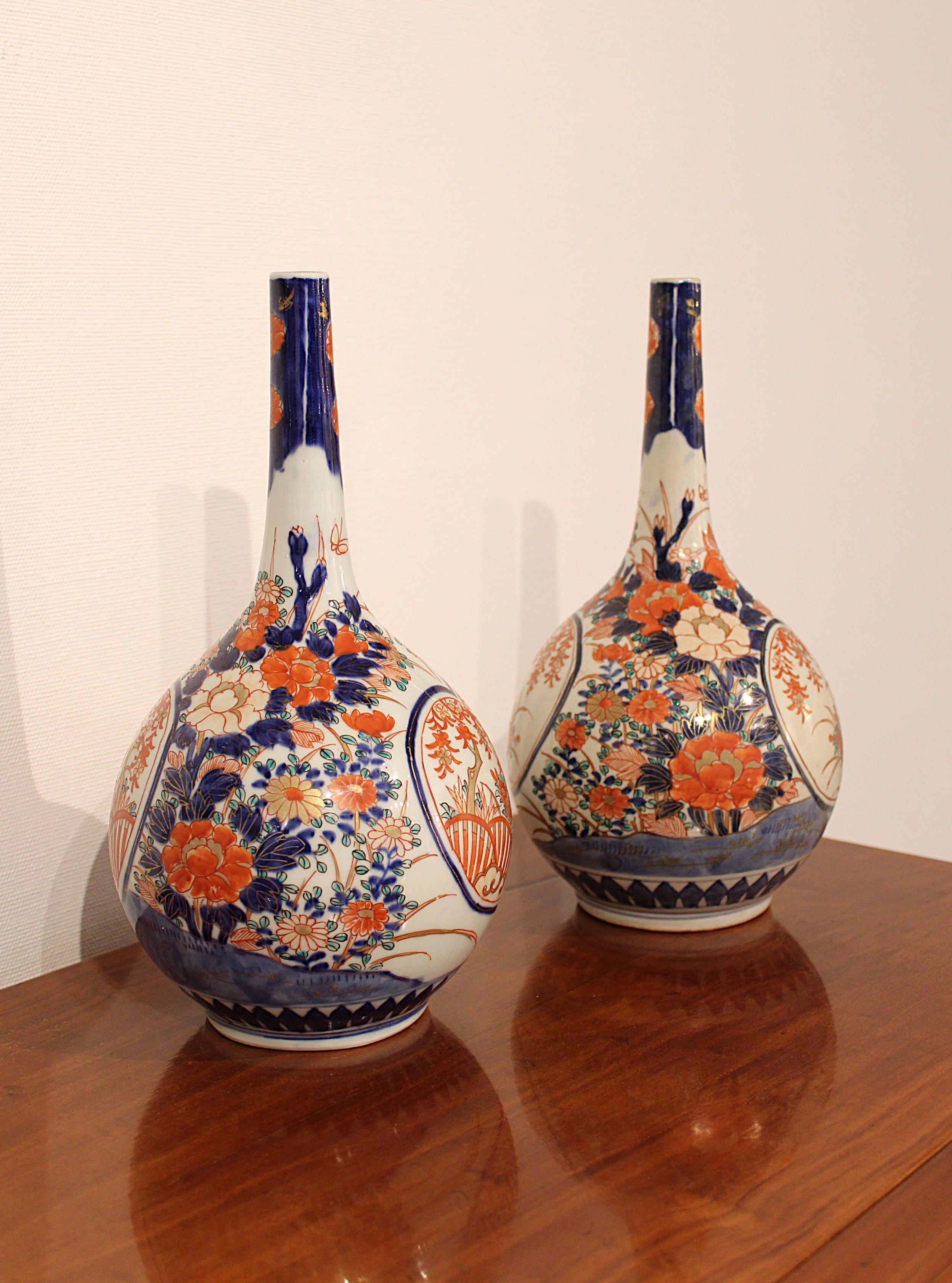 Pair of Japanese porcelain bottle vases
19th century

Height : 28,5 cm
Diameter : 15,5 cm