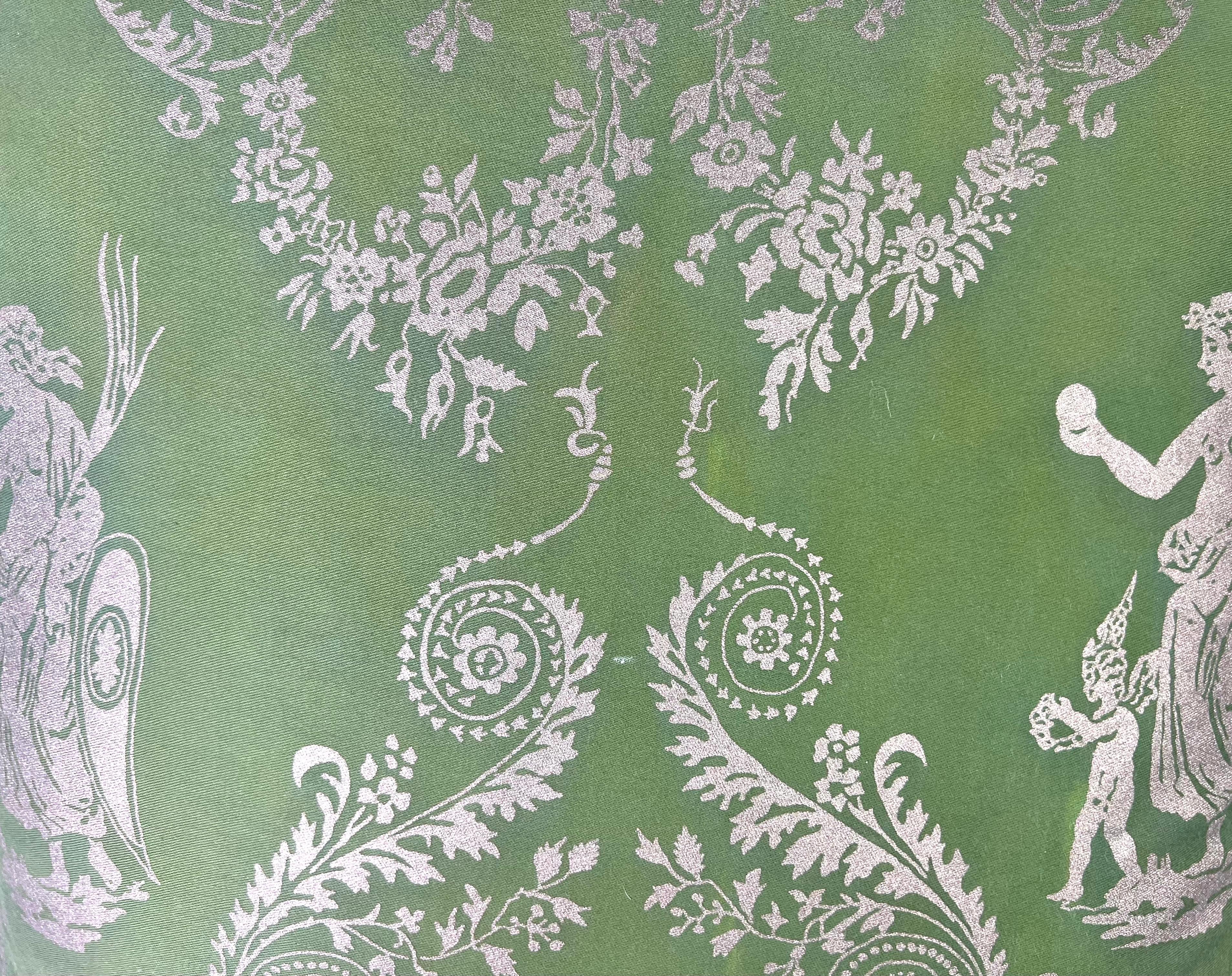 Par de coussins personnalisés faits avec de l'authentique Fortuny vintage dans une coloration métallique vert et argent discontinu.  Fidèle au style rococo, BOUCHER est excessivement ornemental, rempli d'une abondante théâtralité, orné de bouquets