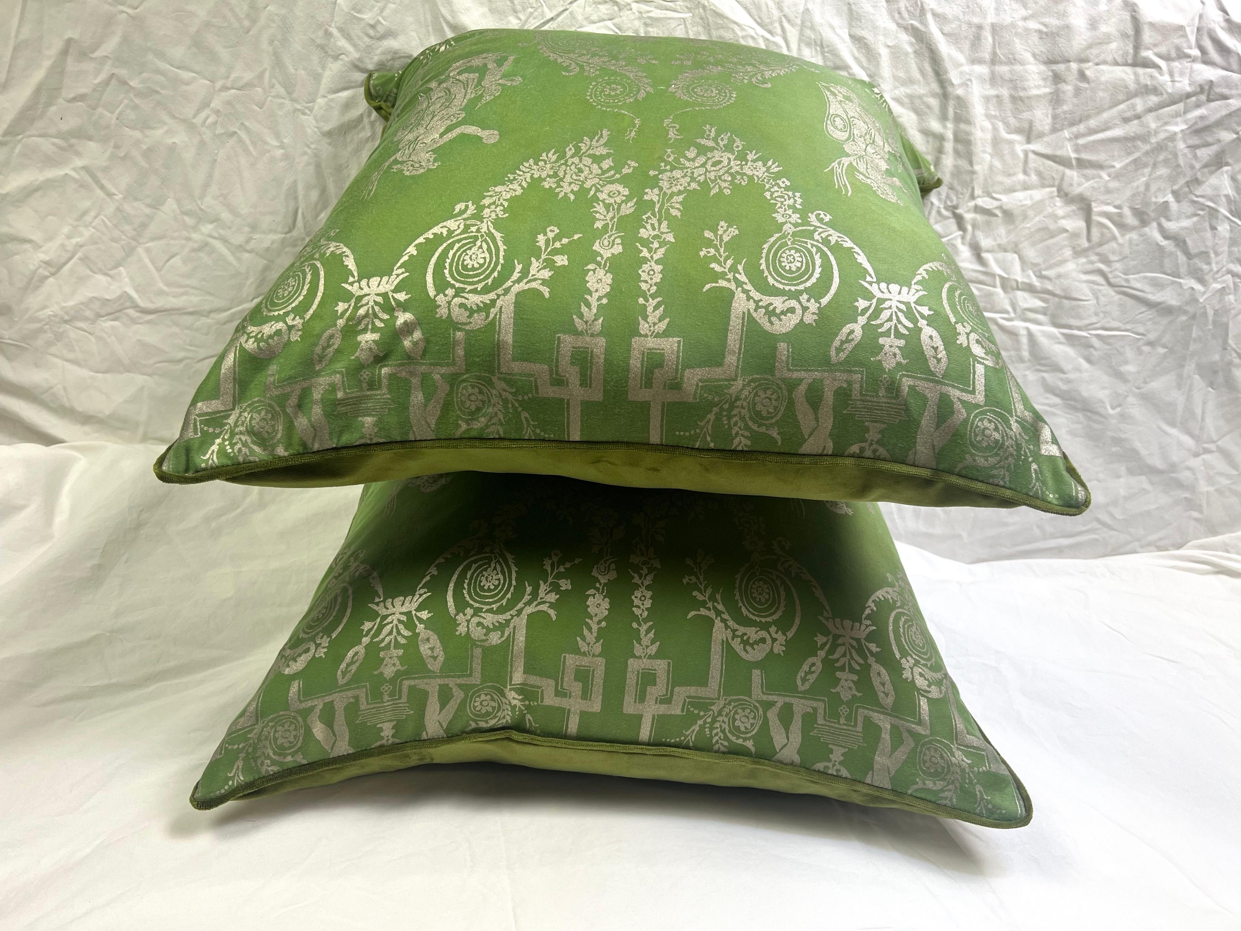 Paire de coussins Fortuny à motifs Boucher Excellent état - En vente à Los Angeles, CA