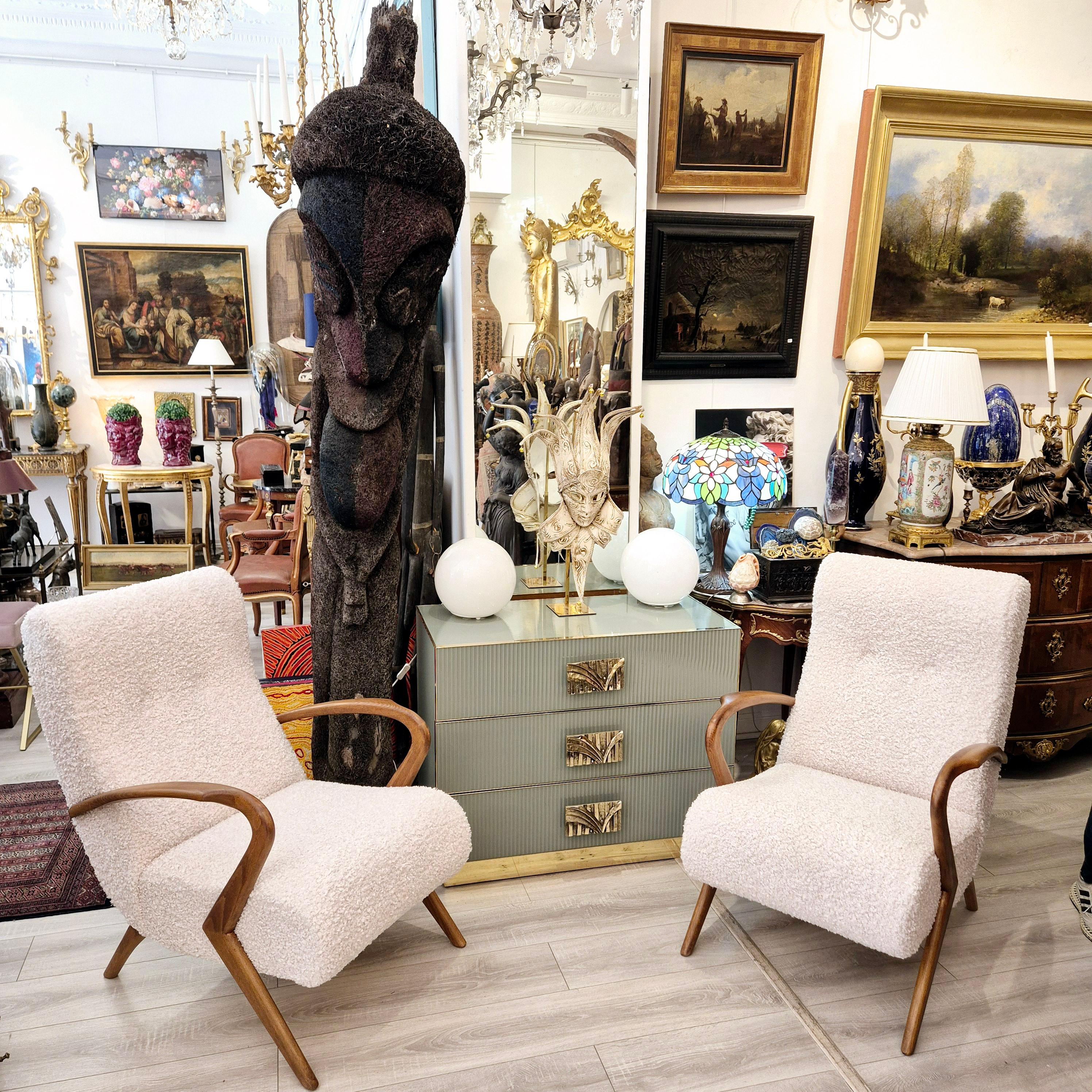 Mid-Century moderno Coppia di poltrone in bouclé, attribuite a Paolo Buffa, CIRCA 1950 in vendita