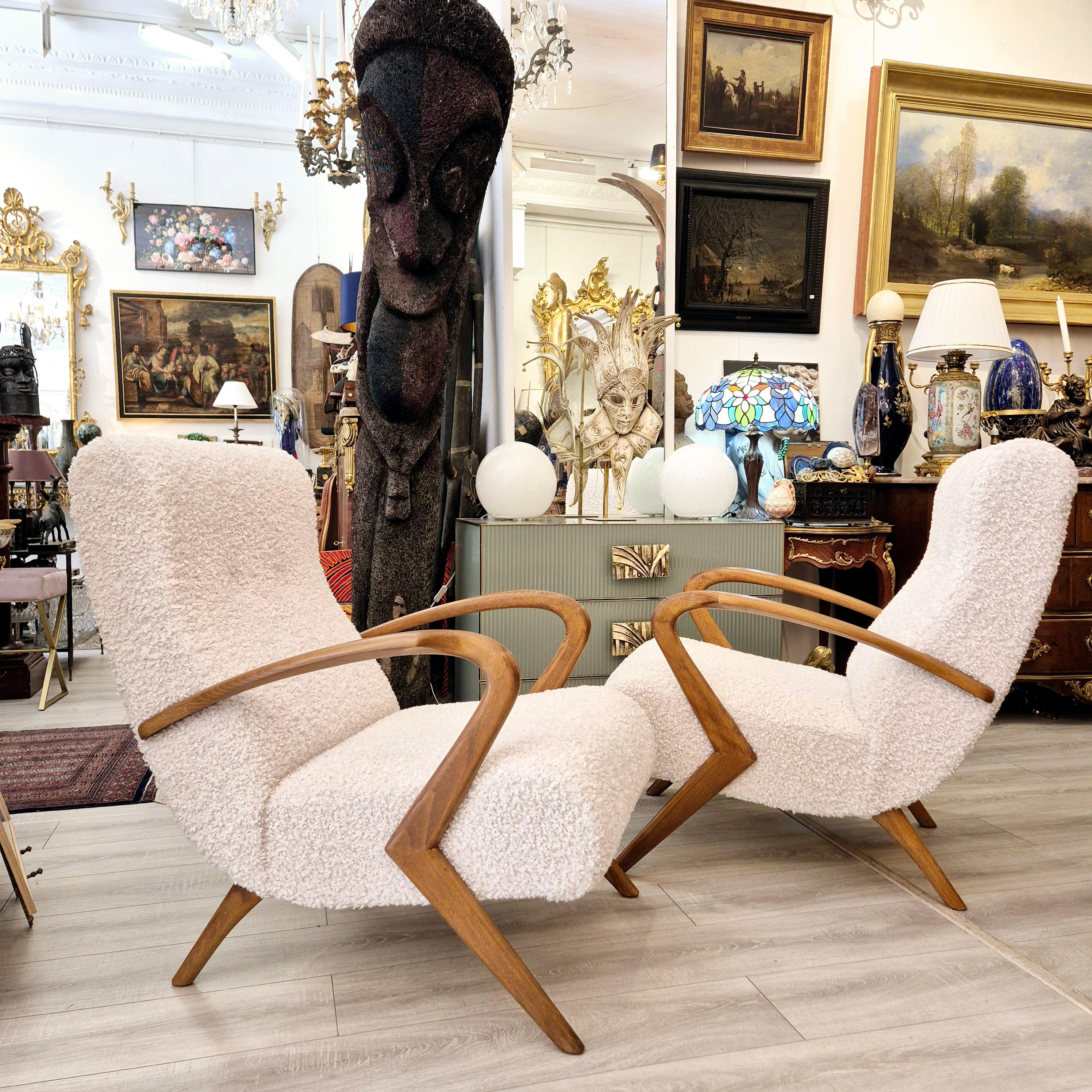 Italiano Coppia di poltrone in bouclé, attribuite a Paolo Buffa, CIRCA 1950 in vendita