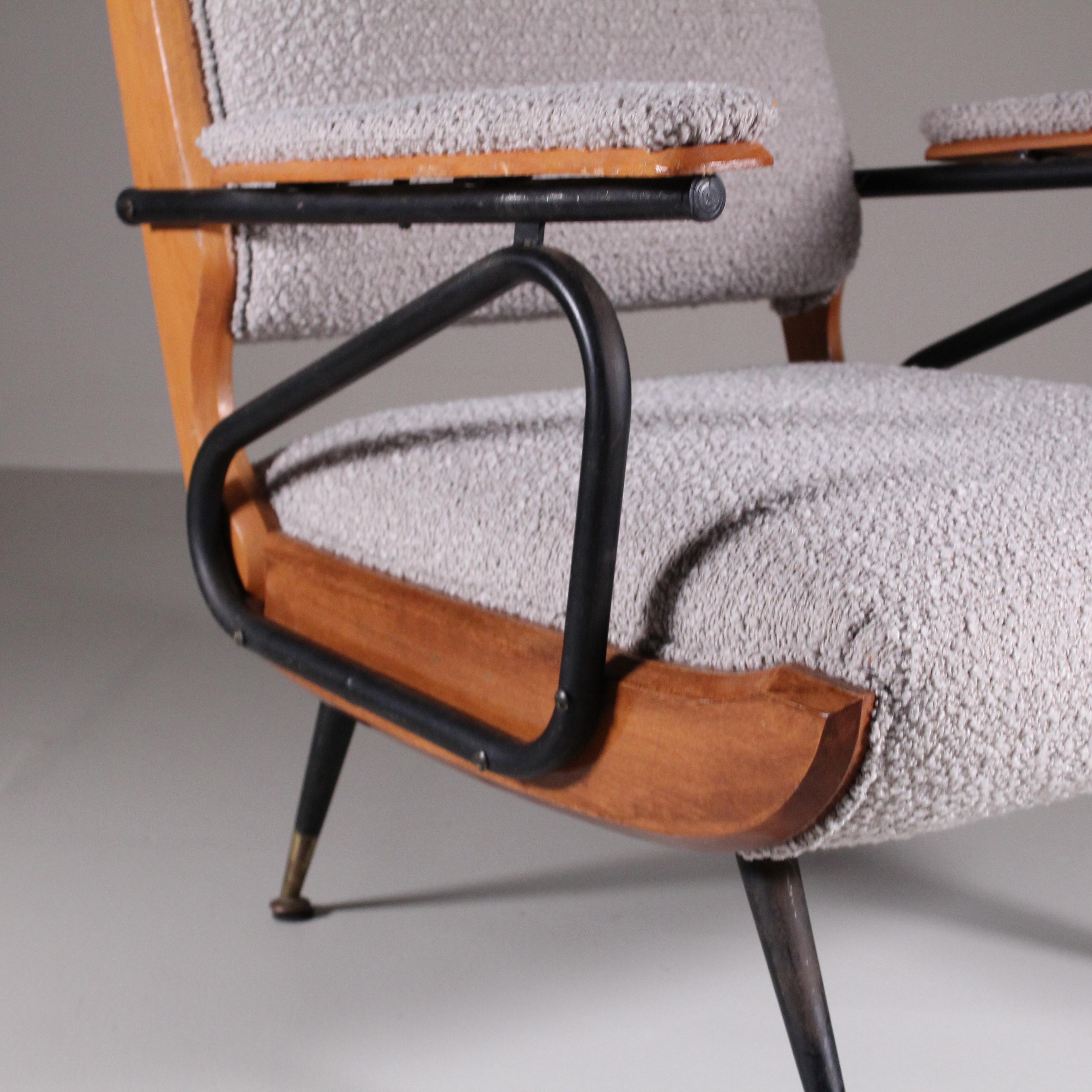 Paire de fauteuils de repos en bouclette, fabrication italienne, vers 1960. Bon état - En vente à Milano, Lombardia