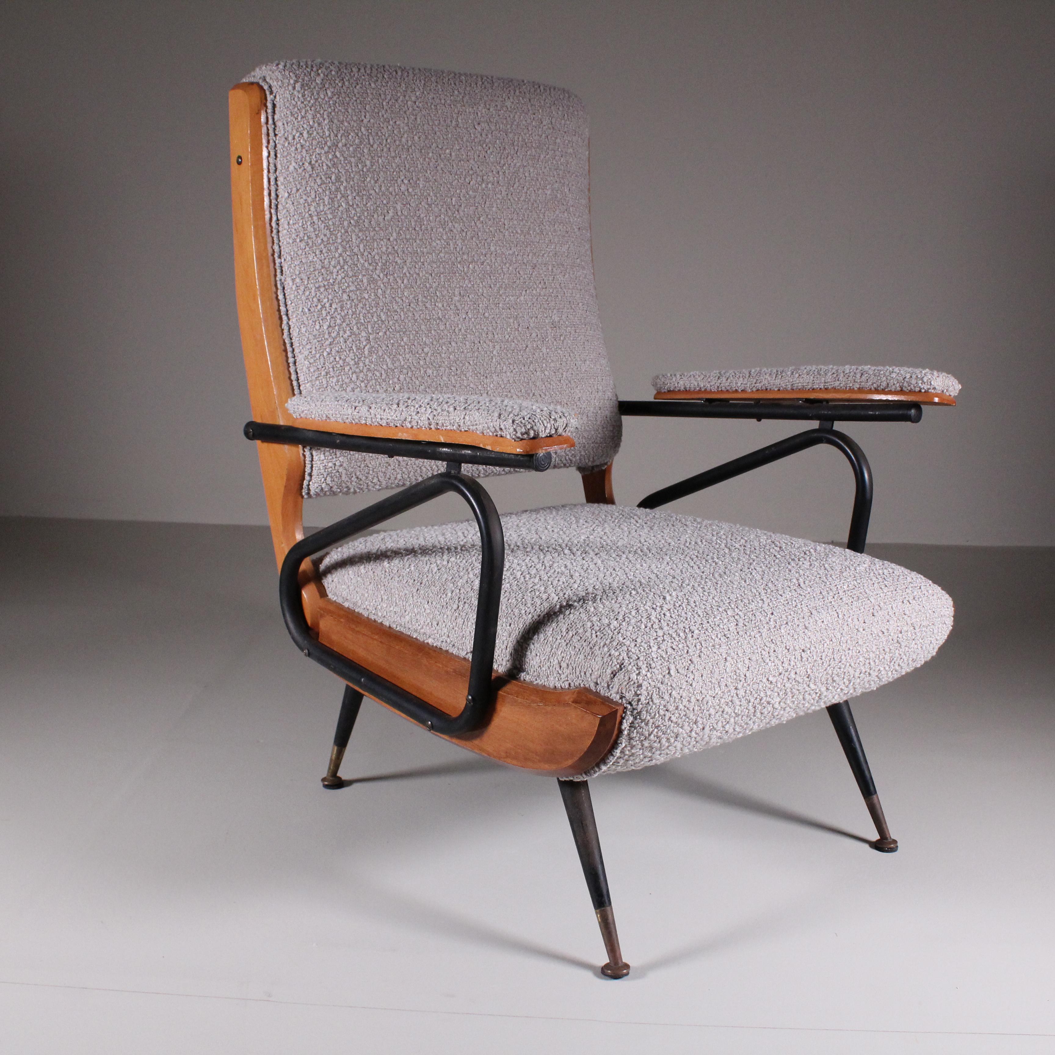 Métal Paire de fauteuils de repos en bouclette, fabrication italienne, vers 1960. en vente