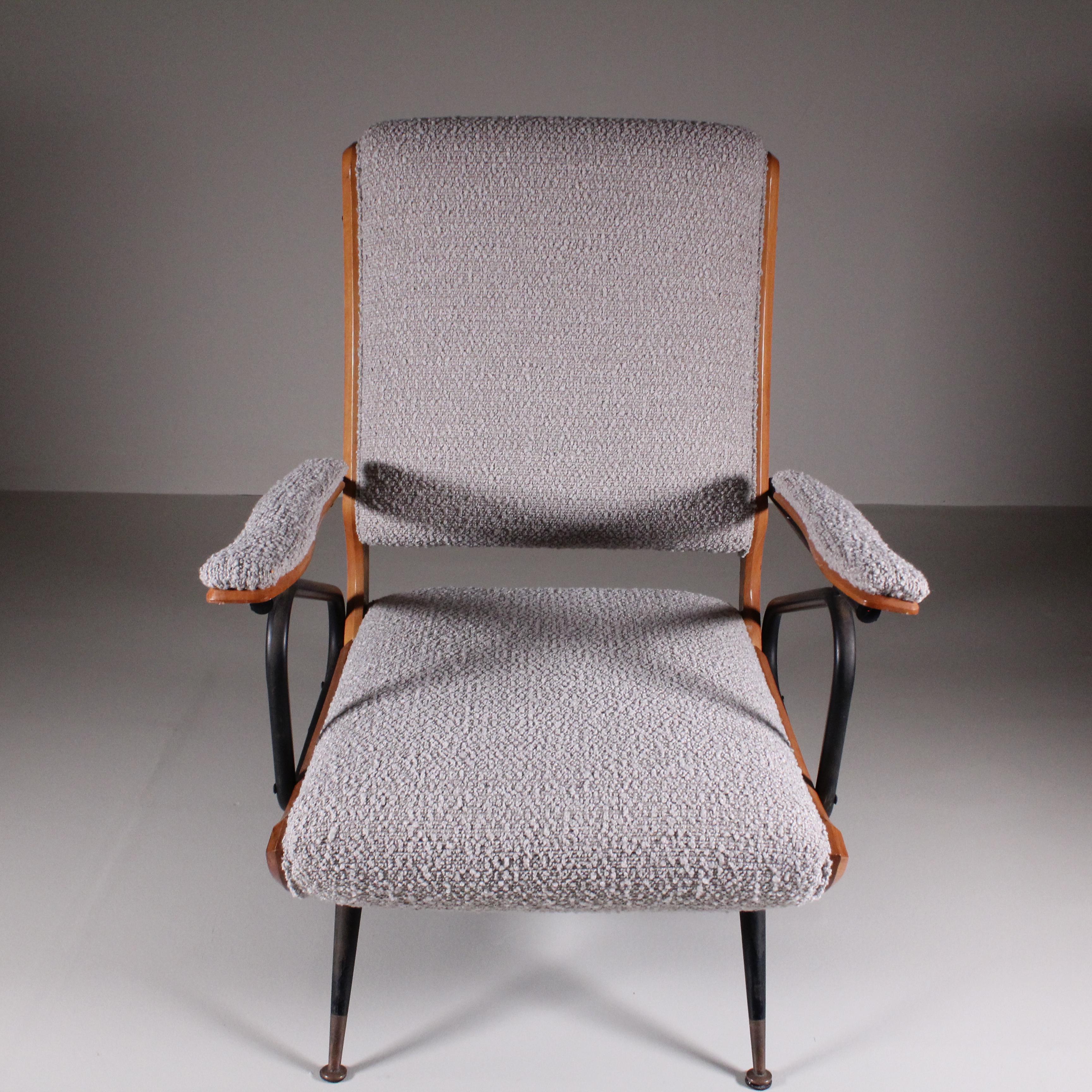 Pair of bouclé recliners, Italian manufacture, circa 1960 For Sale 1