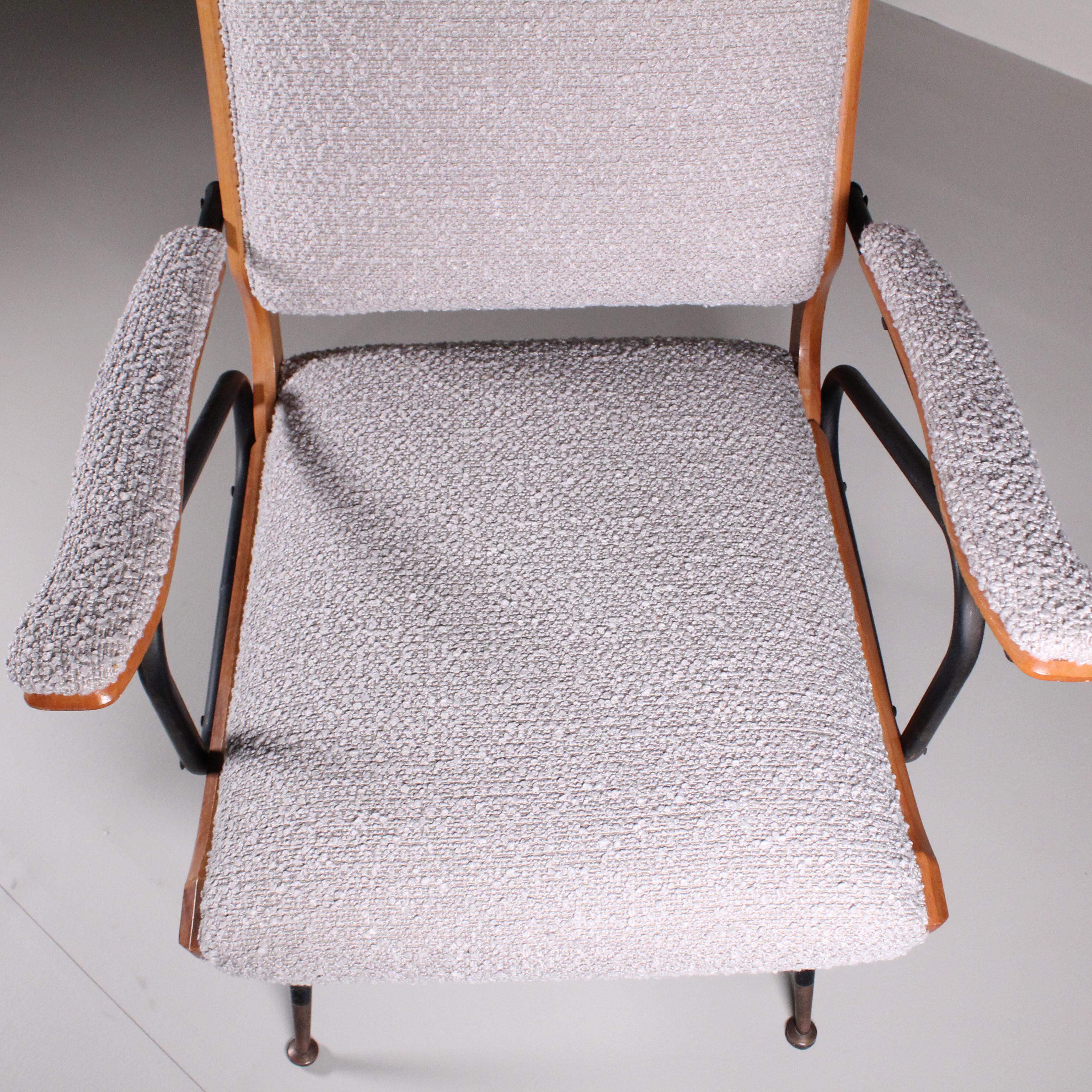 Pair of bouclé recliners, Italian manufacture, circa 1960 For Sale 2