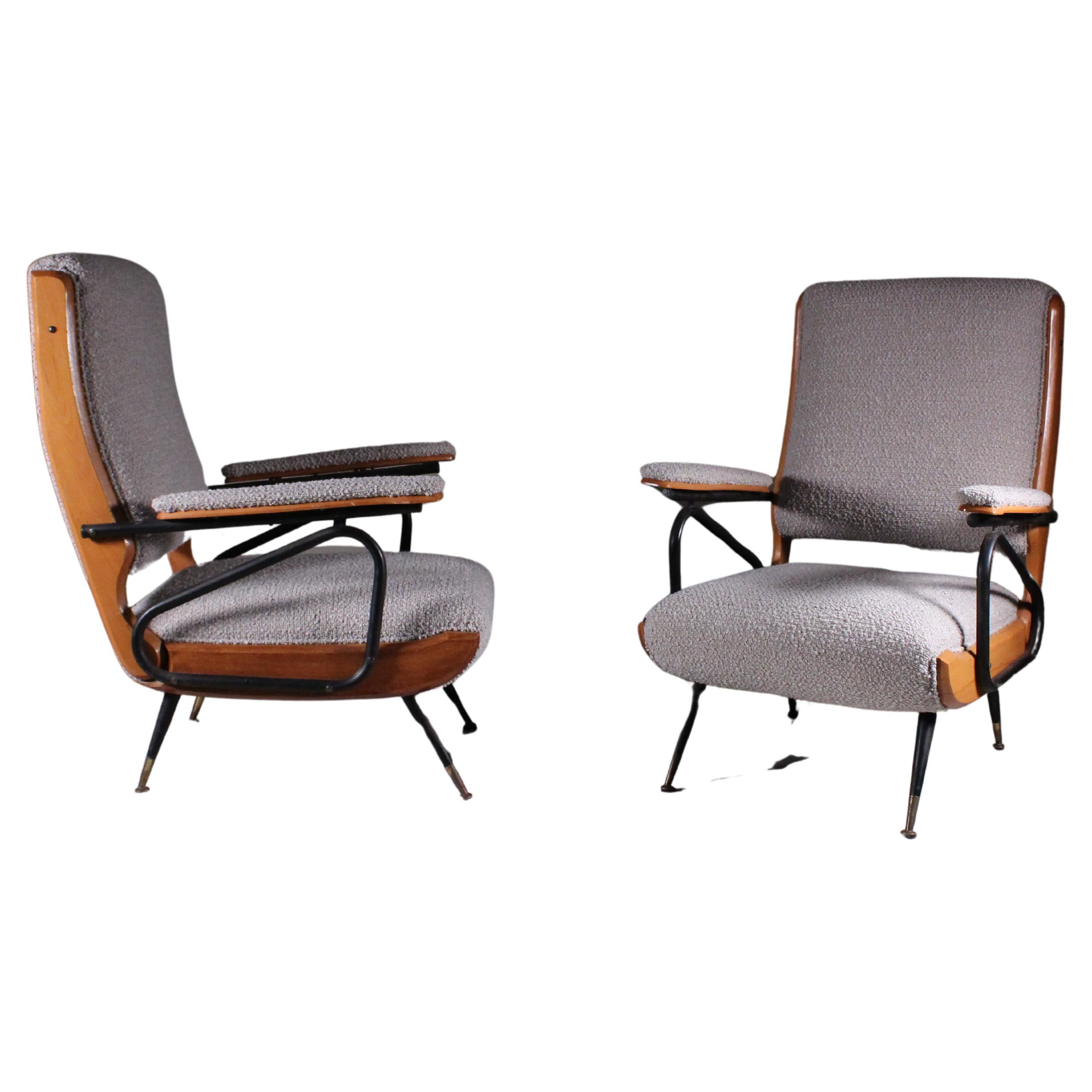 Paire de fauteuils de repos en bouclette, fabrication italienne, vers 1960. en vente