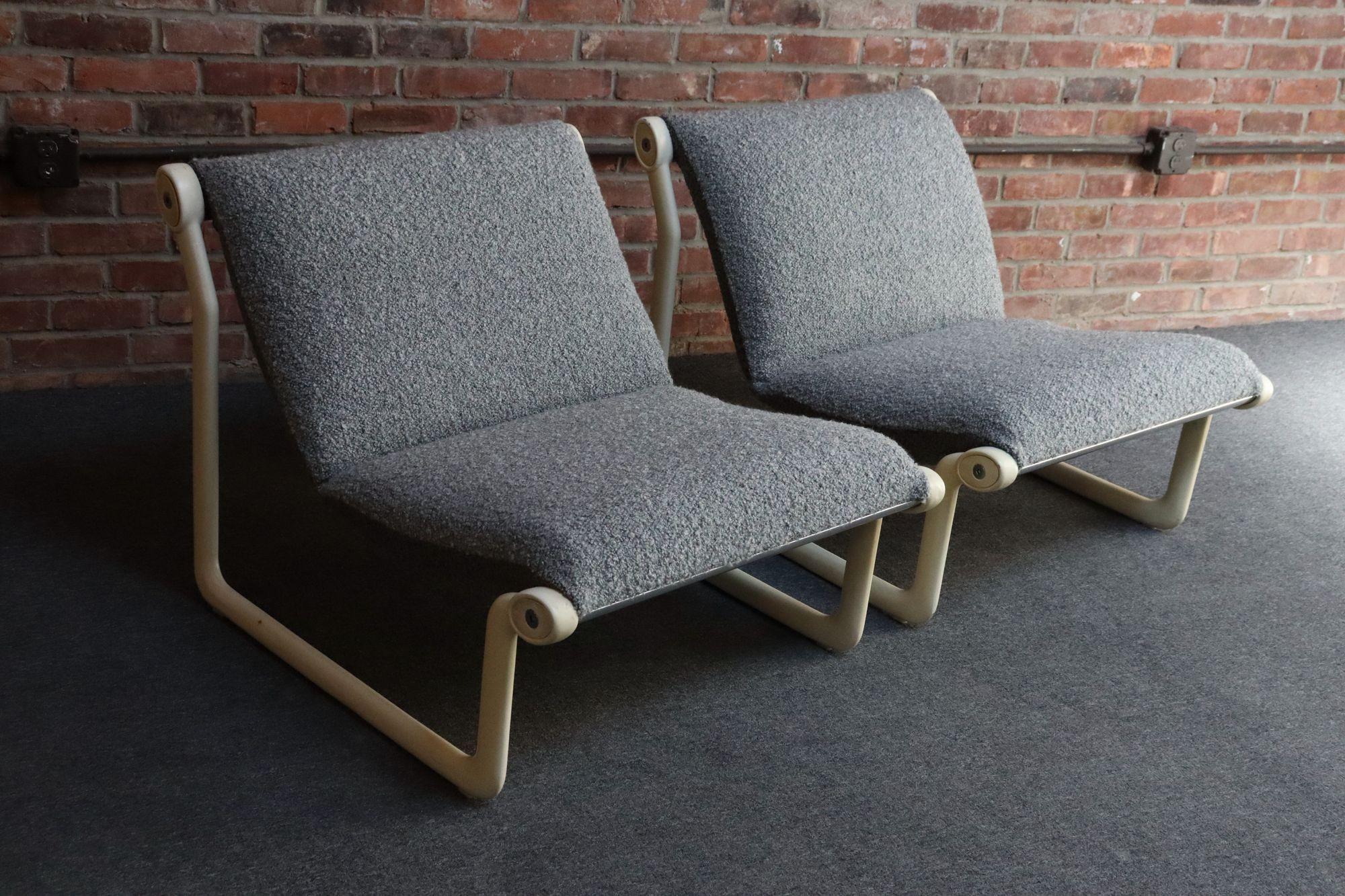 Coppia di sedie vintage a pantofola in bouclé color carbone con struttura in acciaio verniciato a polvere bianco sporco, disegnate da Bruce Hannah & Andrew Morrison per Knoll (1971, New York, NY USA). Il design si ispira all'alluminio estruso