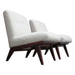 Coppia di sedie pantofolaie in bouclé disegnate da Jens Risom per H. G. Knoll Associati