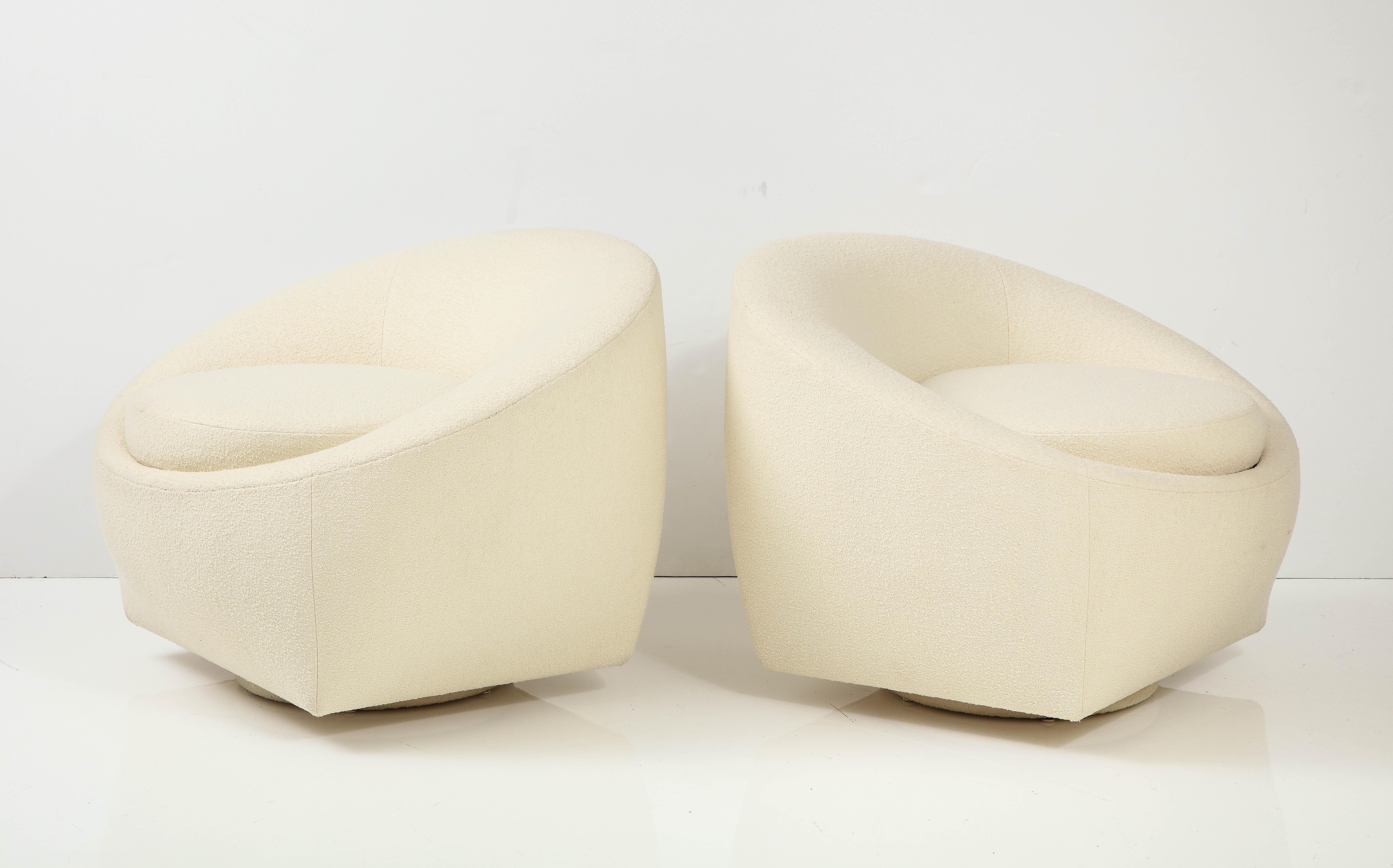 Pair of Boucle Upholstered Swivel Chairs. In Good Condition For Sale In New York, NY