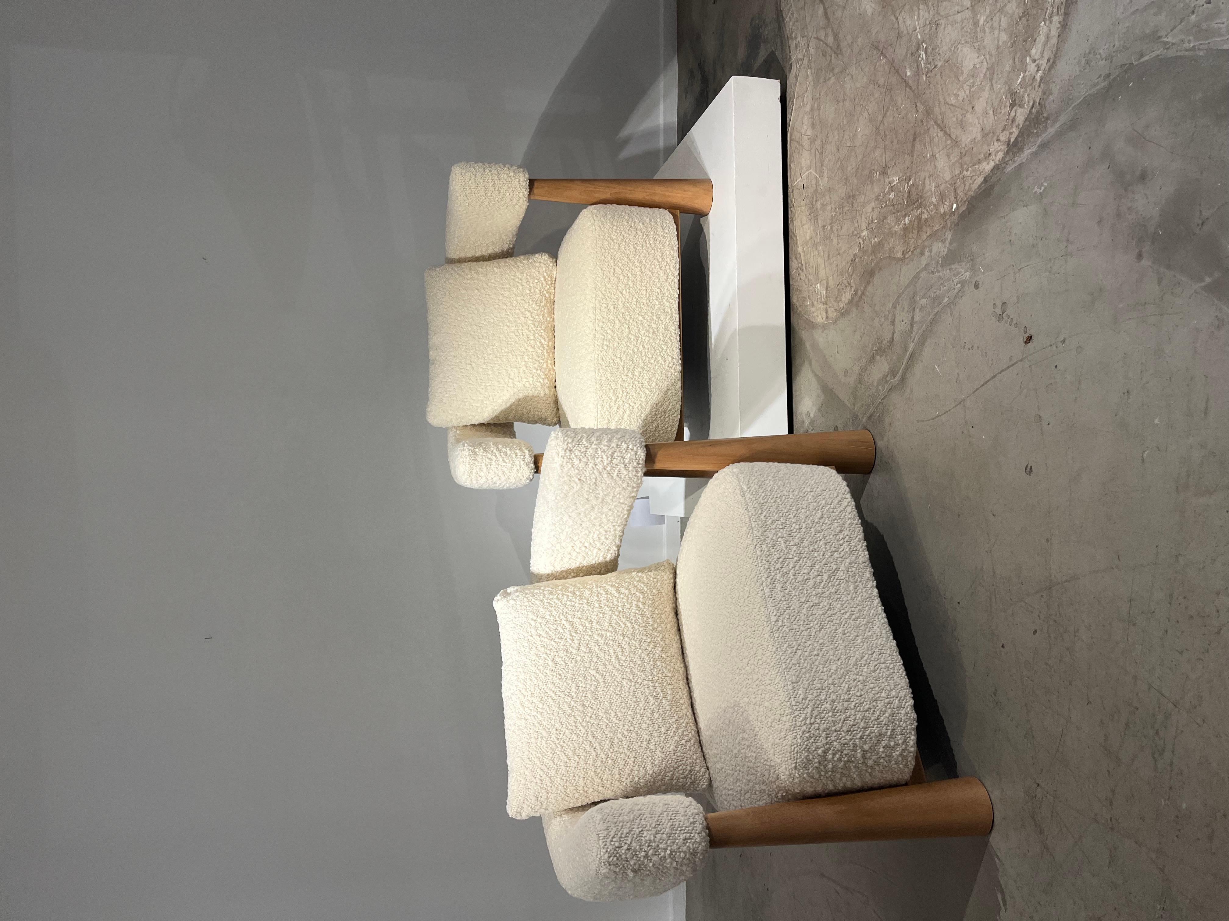 Amazing pair of easy chairs with columns feet. You could order 1 or more pair (made on order) with the fabric you want. We propose the white fabric bouclette you see in the picture but everything it's possible ! Price for a pair.8500