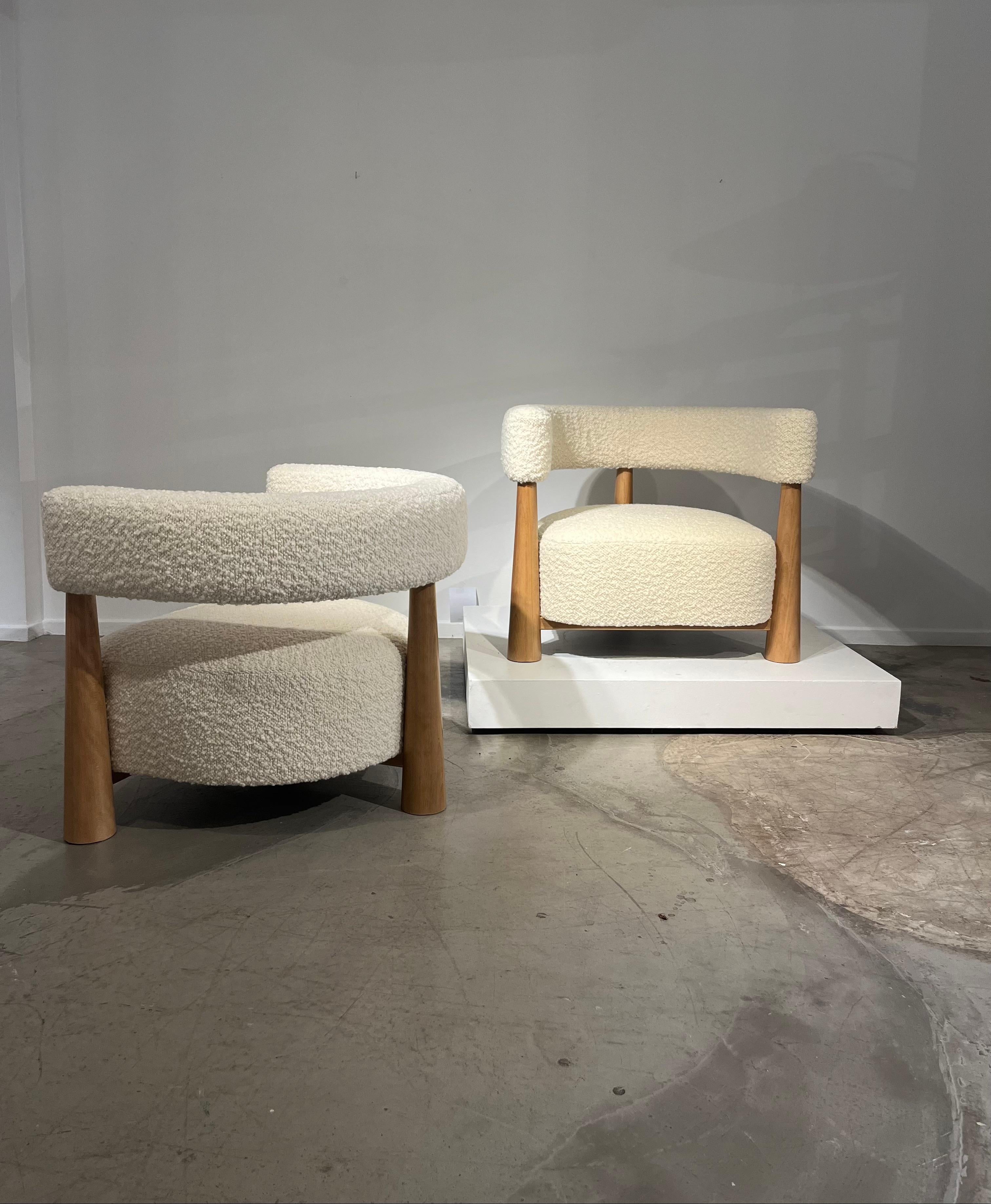 italien Paire de fauteuils en bouclette et en bois clair en vente