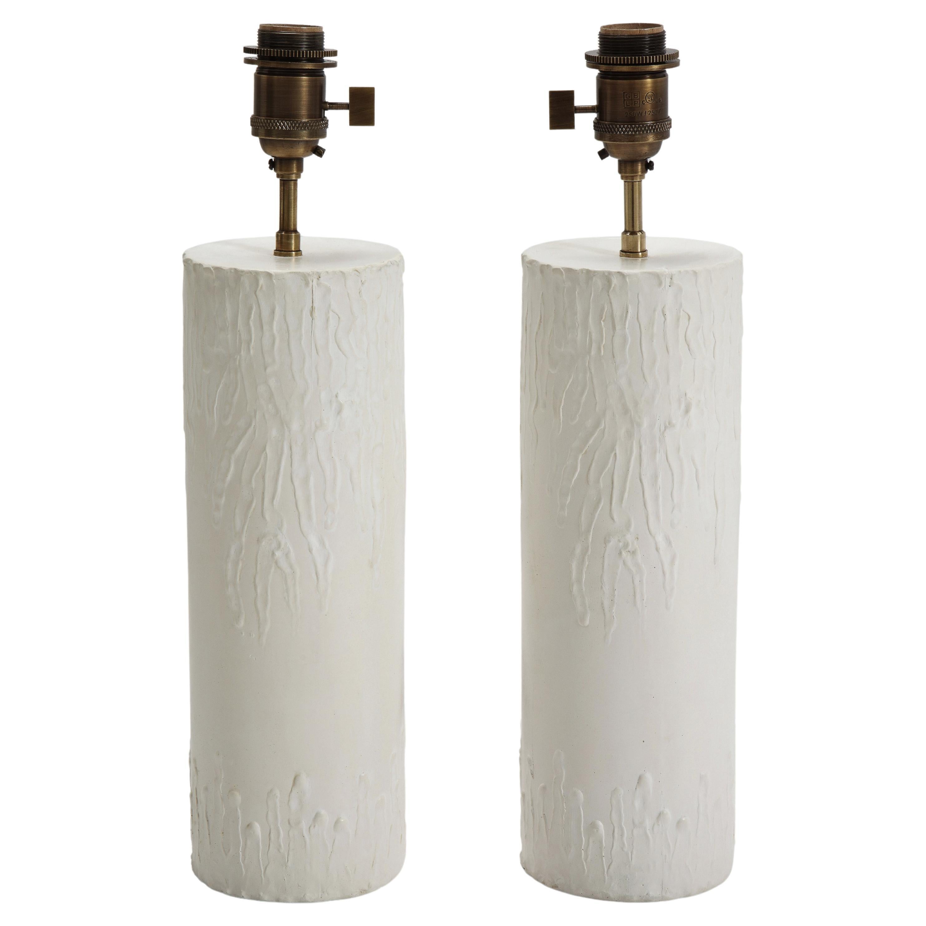 Coppia di lampade da tavolo cilindriche "Bougies" intonacate a mano di Atelier Paris