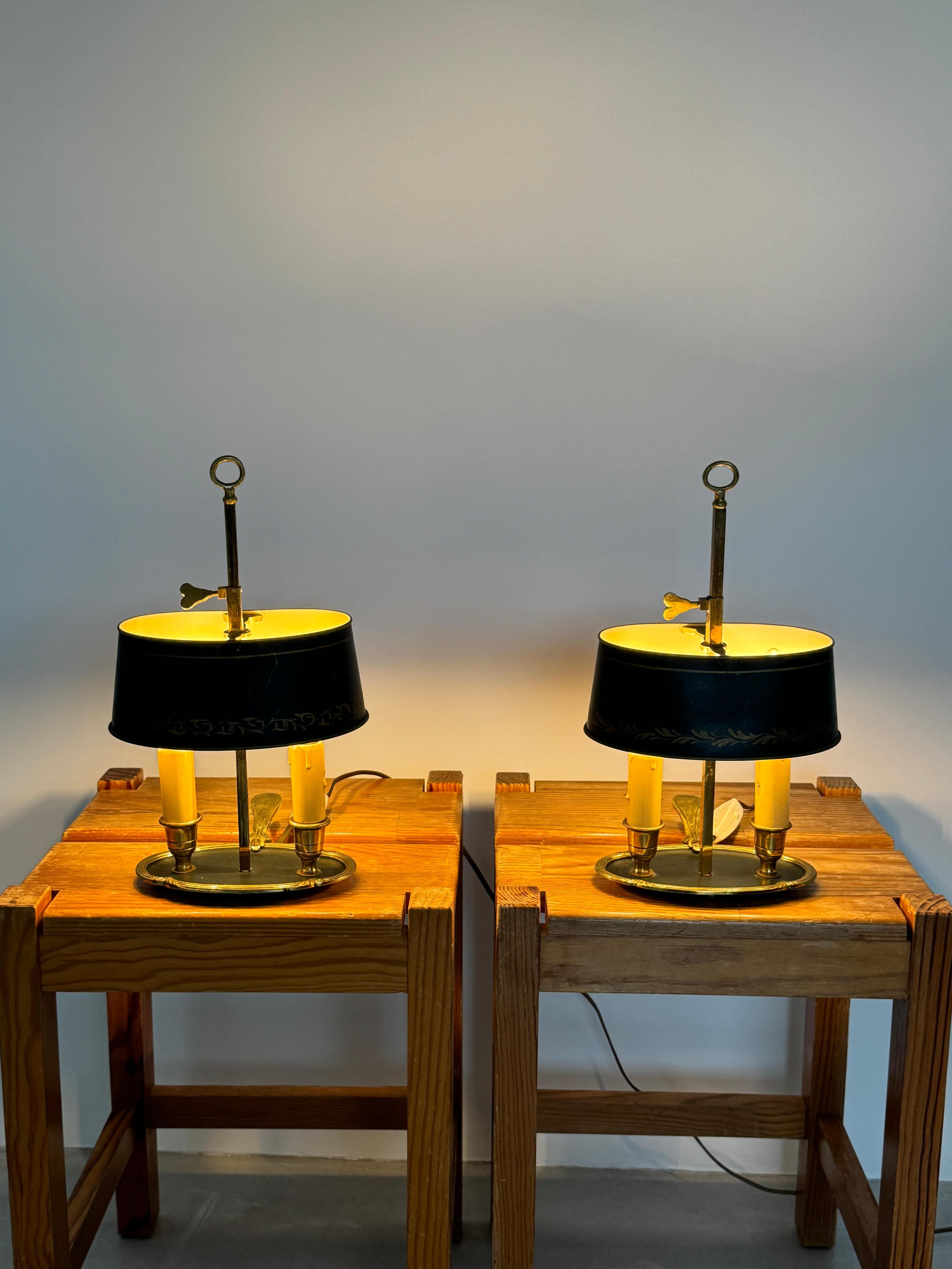 Ungewöhnliches Paar kleiner Bouillotte Nachttischlampen.

Vergoldete Bronze und verstellbarer Lampenschirm aus Metall.

Diese Lampen sind mit einem Schraubsystem verstellbar, so dass der Lampenschirm auf die Höhe der Kerzen eingestellt werden kann.