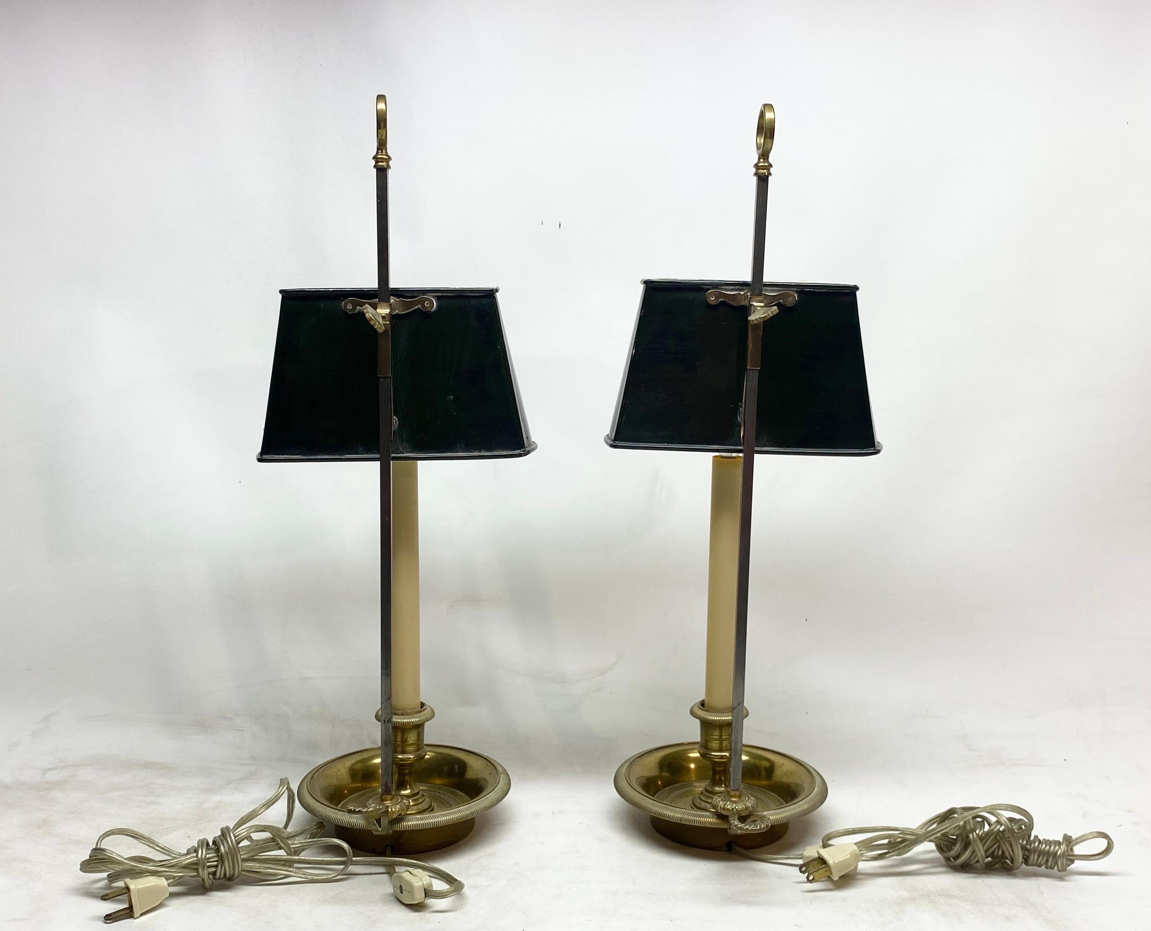 Belle paire de lampes bouillotte en laiton avec demi-tablettes..... 