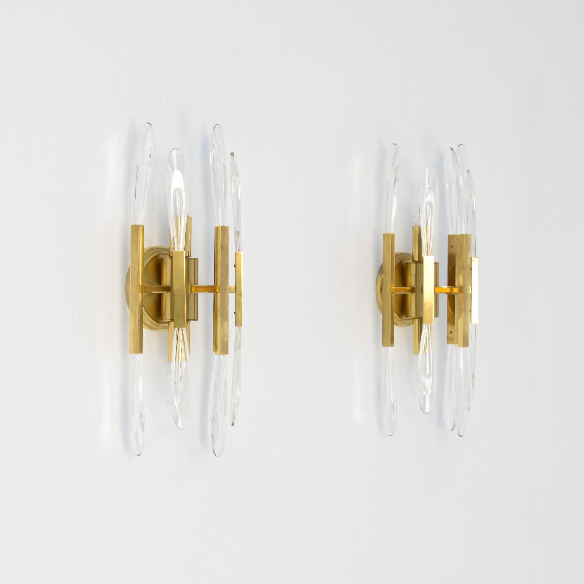 This pair of classical wall sconces was created and manufactured by Boulanger in Belgium.
These high quality made wall lamps in brass are finished with crystal glass leaves, so the lamps create a beautiful fairylike light.
These magnificent