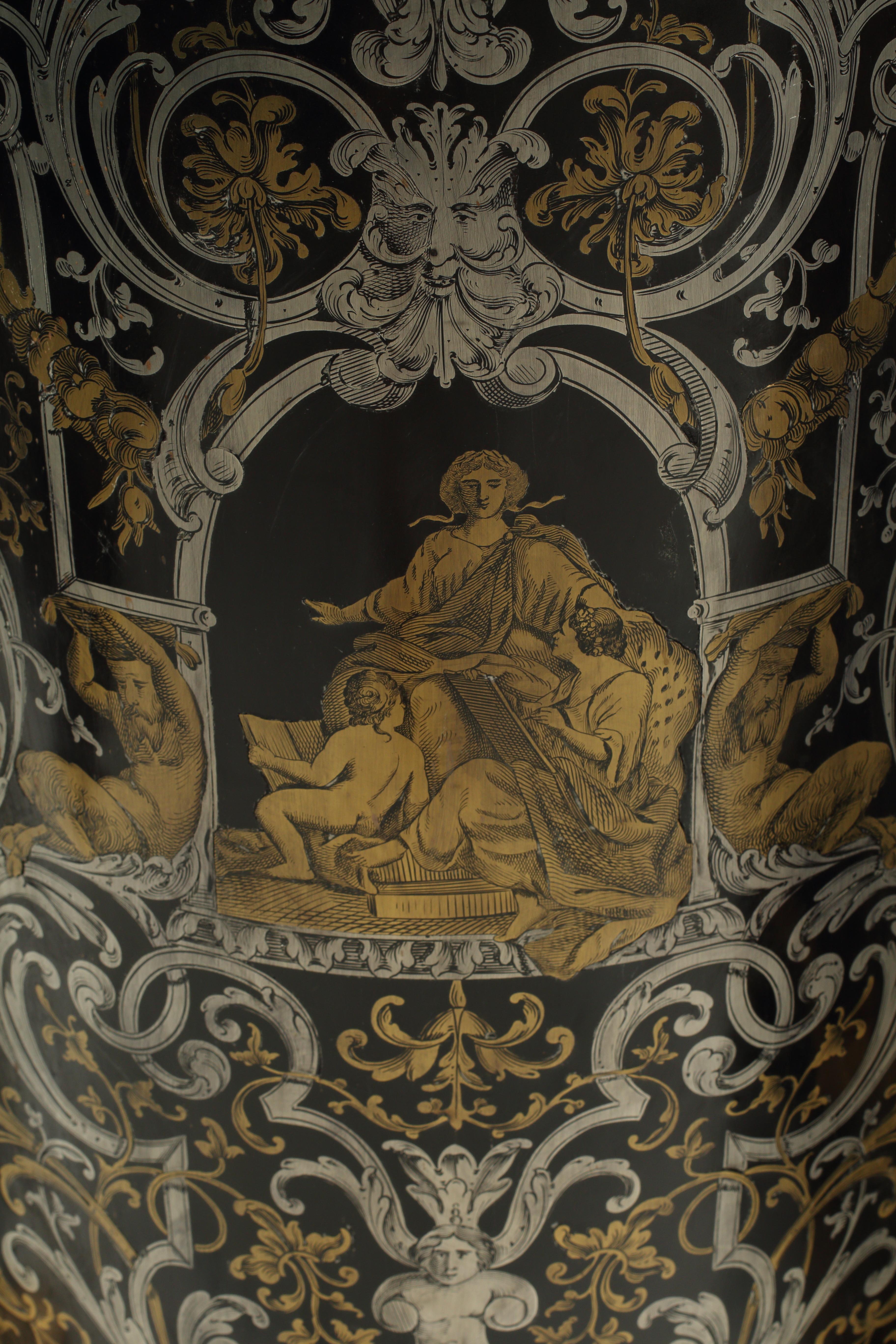 Questa bella coppia di armadi del XIX secolo è una masterclass dello stile Boulle. Nella parte superiore, un elegante marmo nero tagliato a bombé per allinearsi alla forma degli armadi. Ogni mobile presenta elaborati intarsi di ottone e peltro che