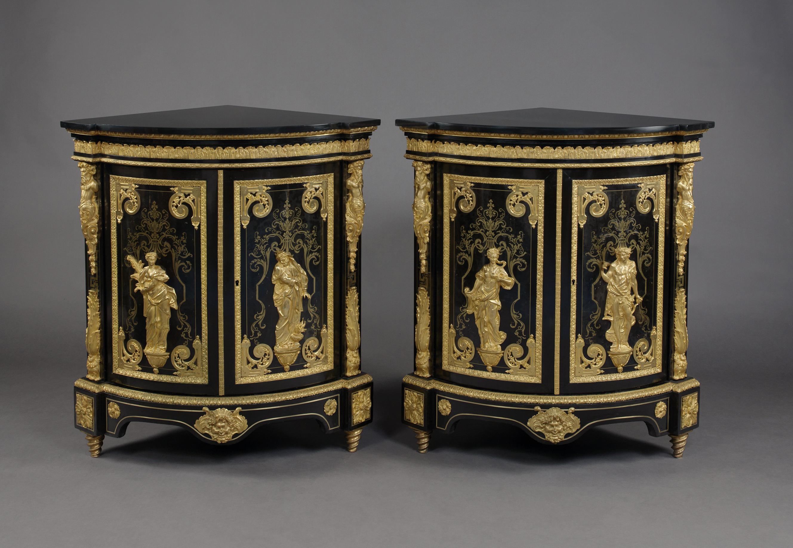 Ein feines Paar von vergoldeter Bronze montiert und Boulle Intarsien Ecke Schränke im Stil Louis XIV, die die vier Jahreszeiten, in der Art von Andre-Charles Boulle, von Béfort Jeune darstellen.

Frankreich, um 1870. 

Auf der Rückseite der