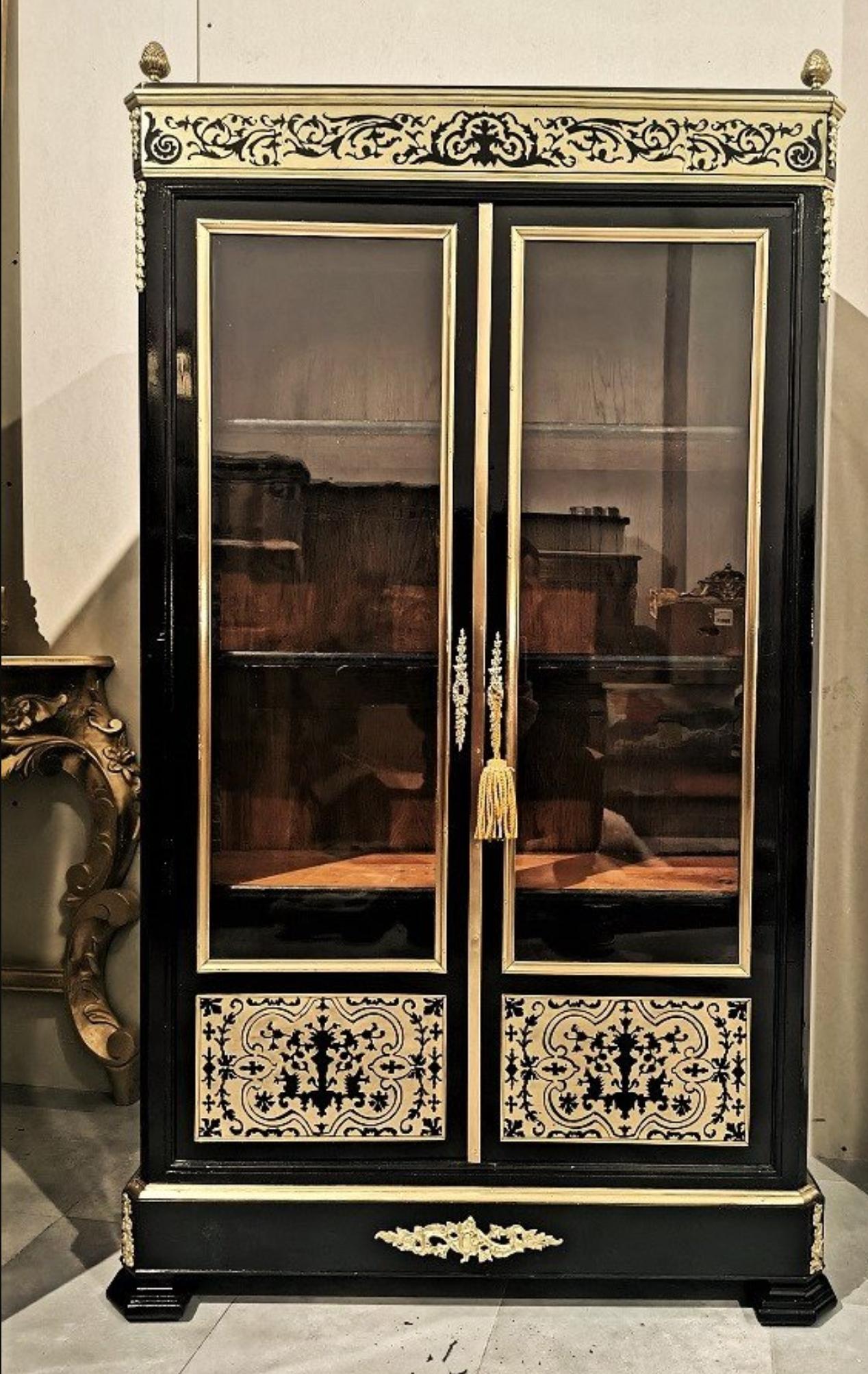 Napoleon III pair of vitrines bookshelves in Boulle style, each one has 2 front doors in beautiful Boulle style brass marquetry on an ebony veneer. The marquetry is made with fine positive and negative contreparts. Gorgeous ornamentations in golden