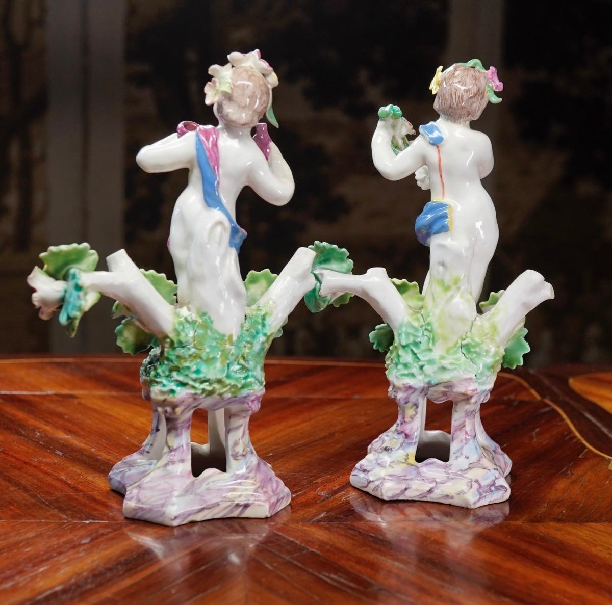 Pair of Bow Cherub Figures on Plinths, Decked with Flowers, circa 1765 For Sale 3