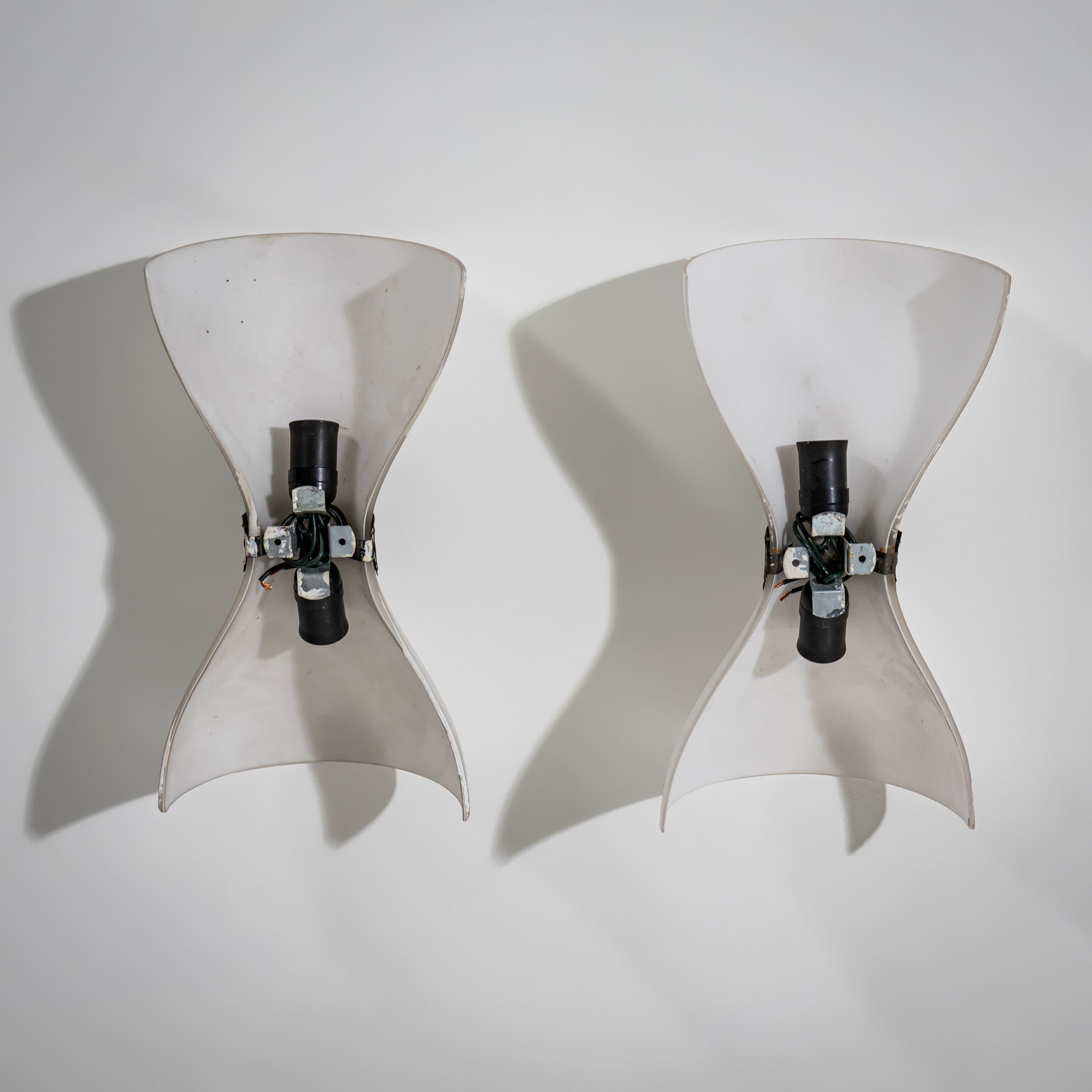 Pair of wall lamps with bow-tie shaped, opaque glass shades and a brass decoration. Italian manufacture.
