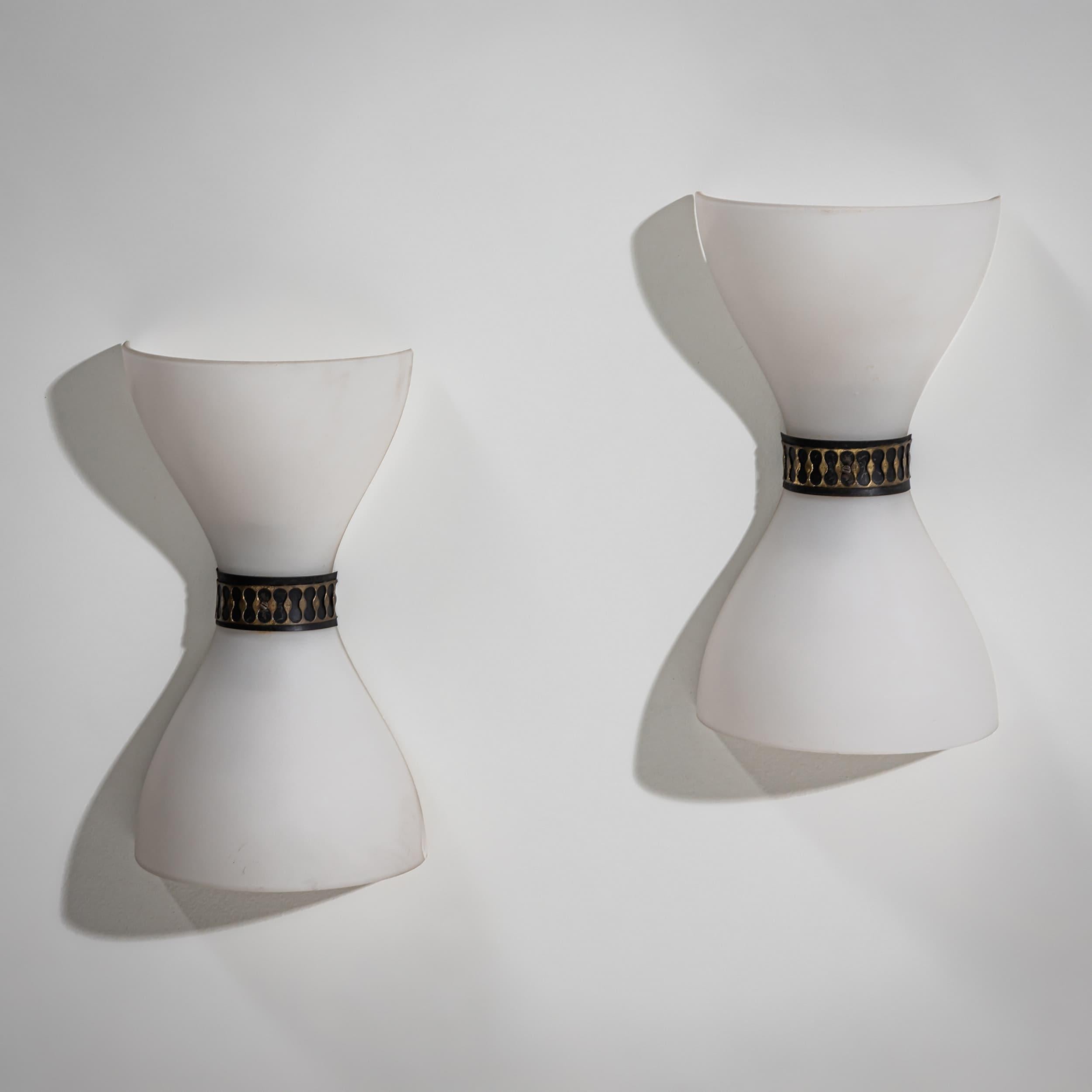 Modern Pair of Bow-Tie Wall Lamps, Opaque Glass, Italian Manufactory, Mid-20th Century For Sale