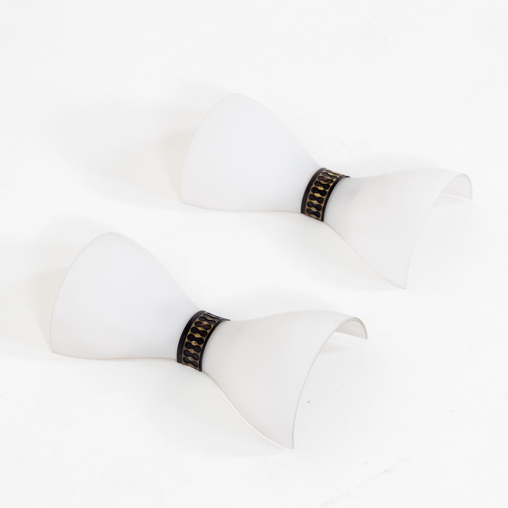 Pair of Bow-Tie Wall Lamps, Opaque Glass, Italian Manufactory, Mid-20th Century In Good Condition For Sale In Greding, DE