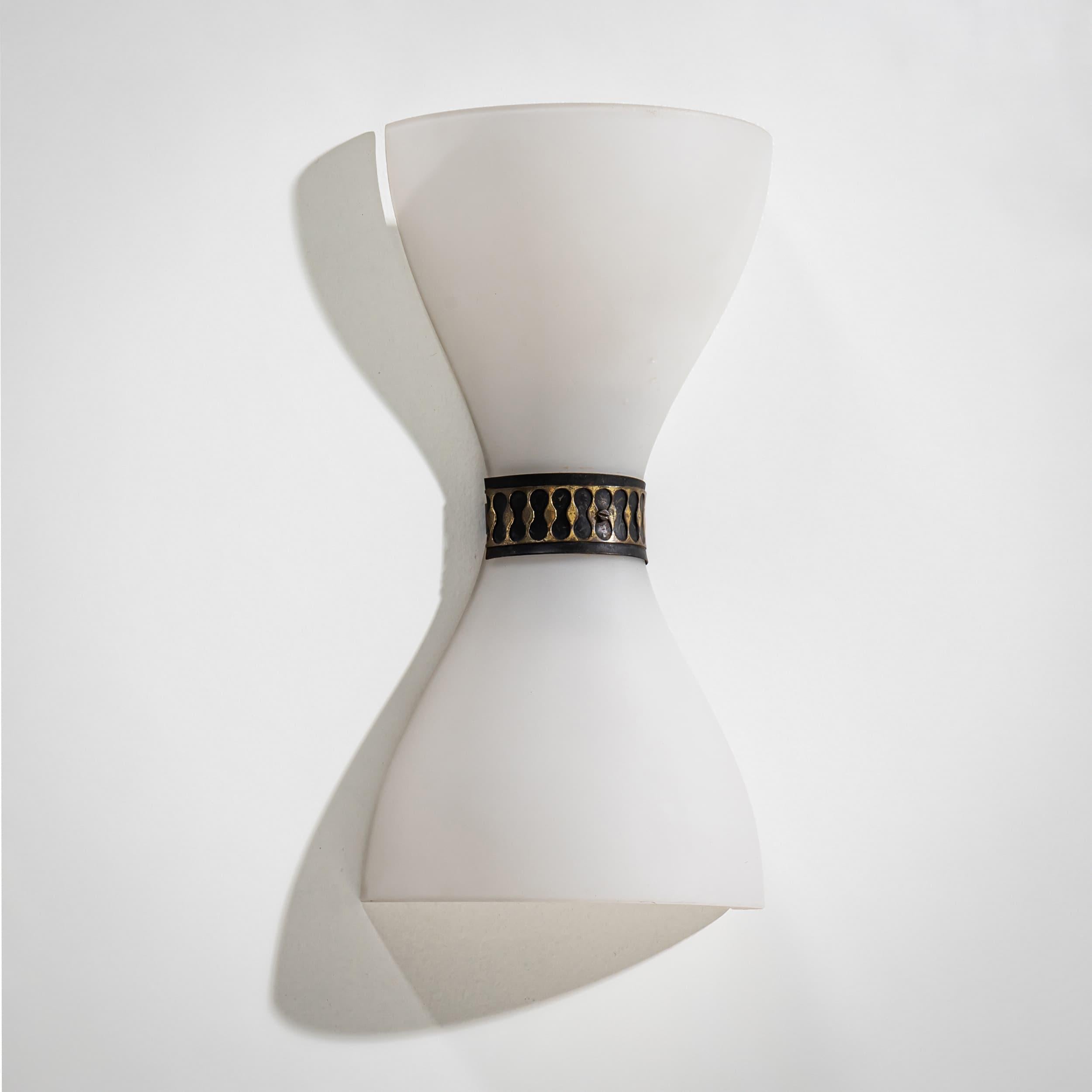 Brass Pair of Bow-Tie Wall Lamps, Opaque Glass, Italian Manufactory, Mid-20th Century For Sale