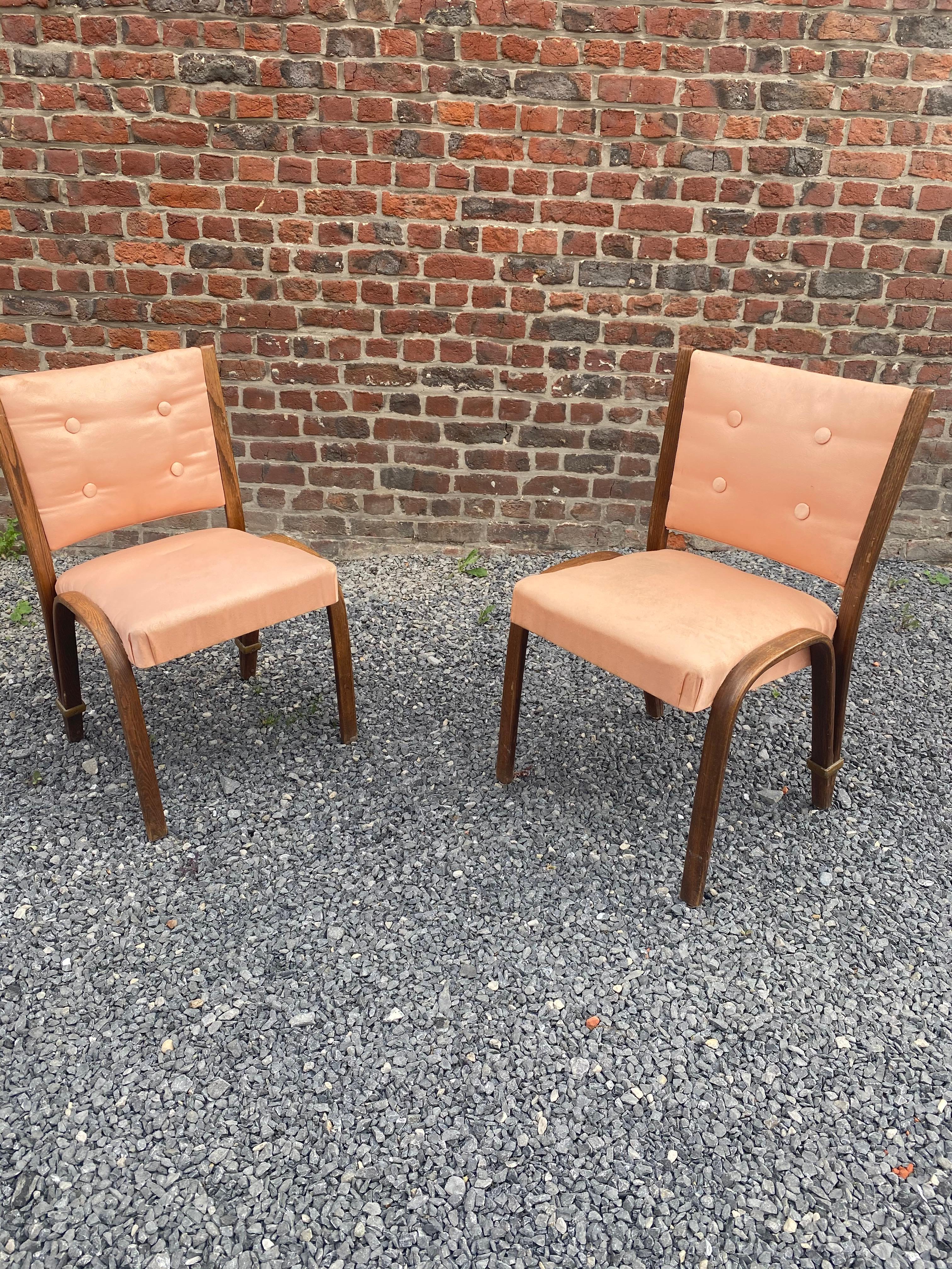 Ein Paar Stühle der Serie 