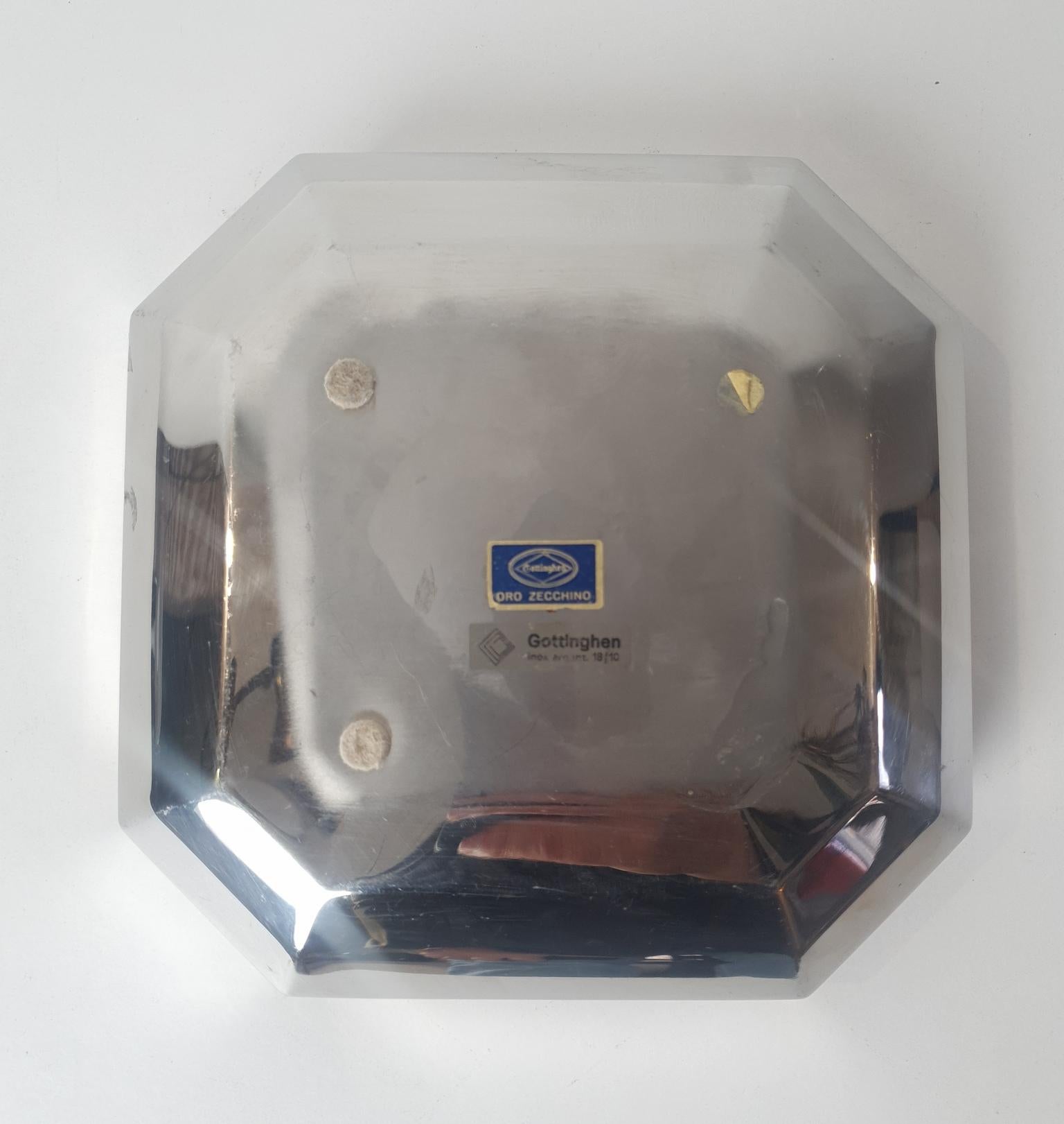 Une paire de boîtes octactonales glam produites en Allemagne dans les années 1980. Le matériau est de l'acier inoxydable recouvert d'une fine couche d'or 24 carats. Ils sont solides et bien faits dans leur exécution et ont un certain poids. Parfait