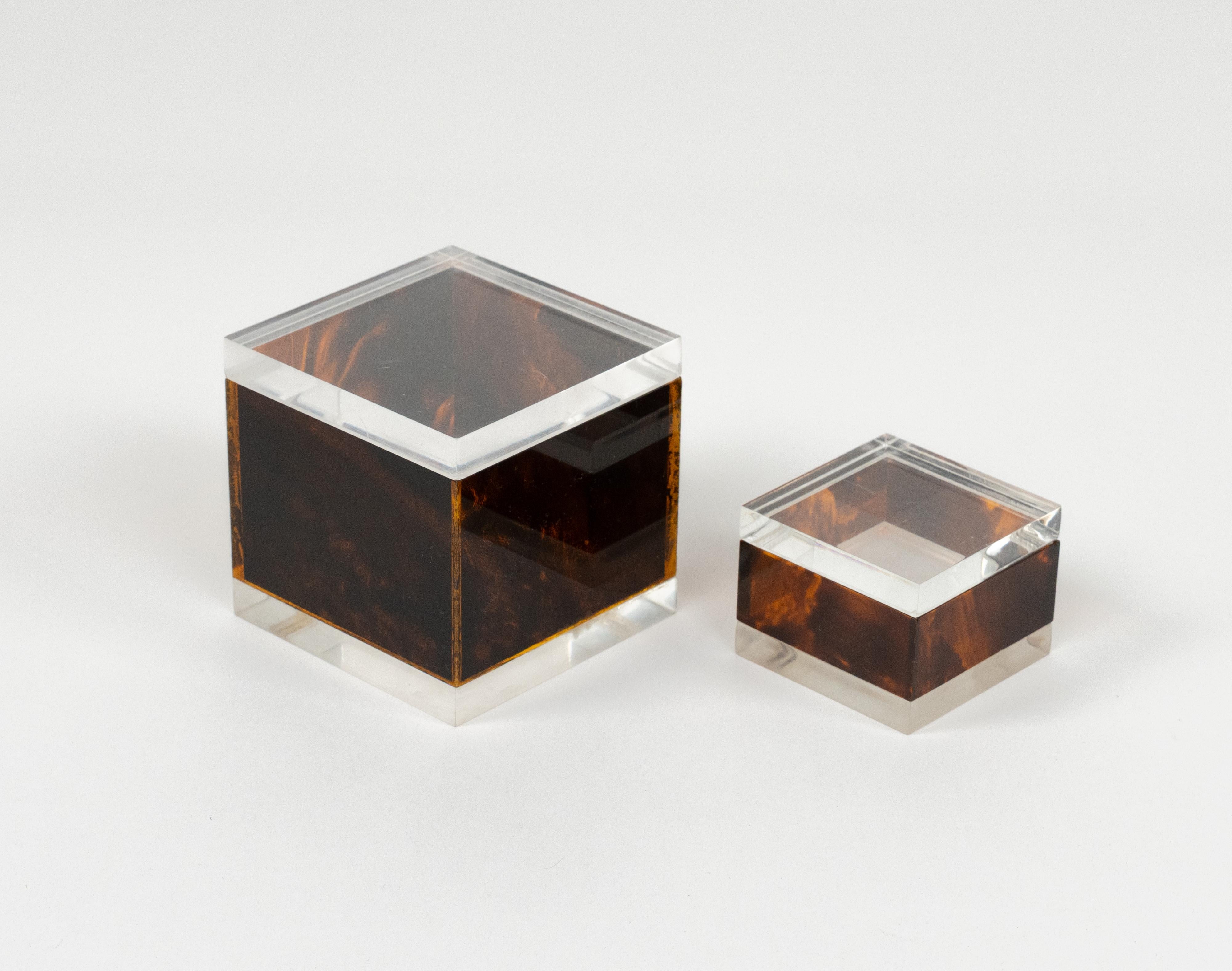 Midcentury squared pair of decorative box in tortoiseshell-effect lucite in the style of Christian Dior Home.  

Made in Italy in the 1970s.   

Large box: Height 10 cm, Diameter 10 cm. 
Little box: Height 5 cm, Diameter 7 cm.