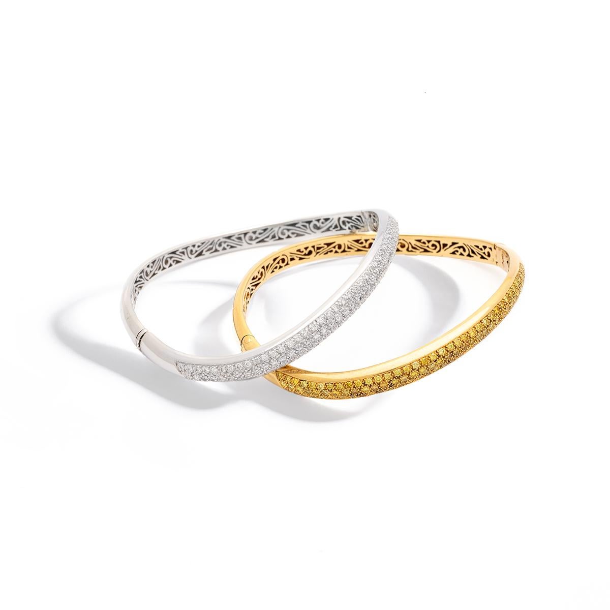 Paire de bracelets en or blanc et jaune, respectivement en diamants de 2,20 carats.