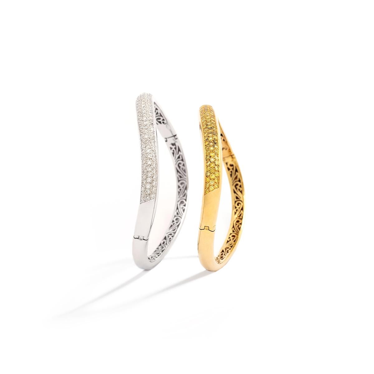 Mouvement esthétique Paire de bracelets en or blanc et jaune avec diamants en vente