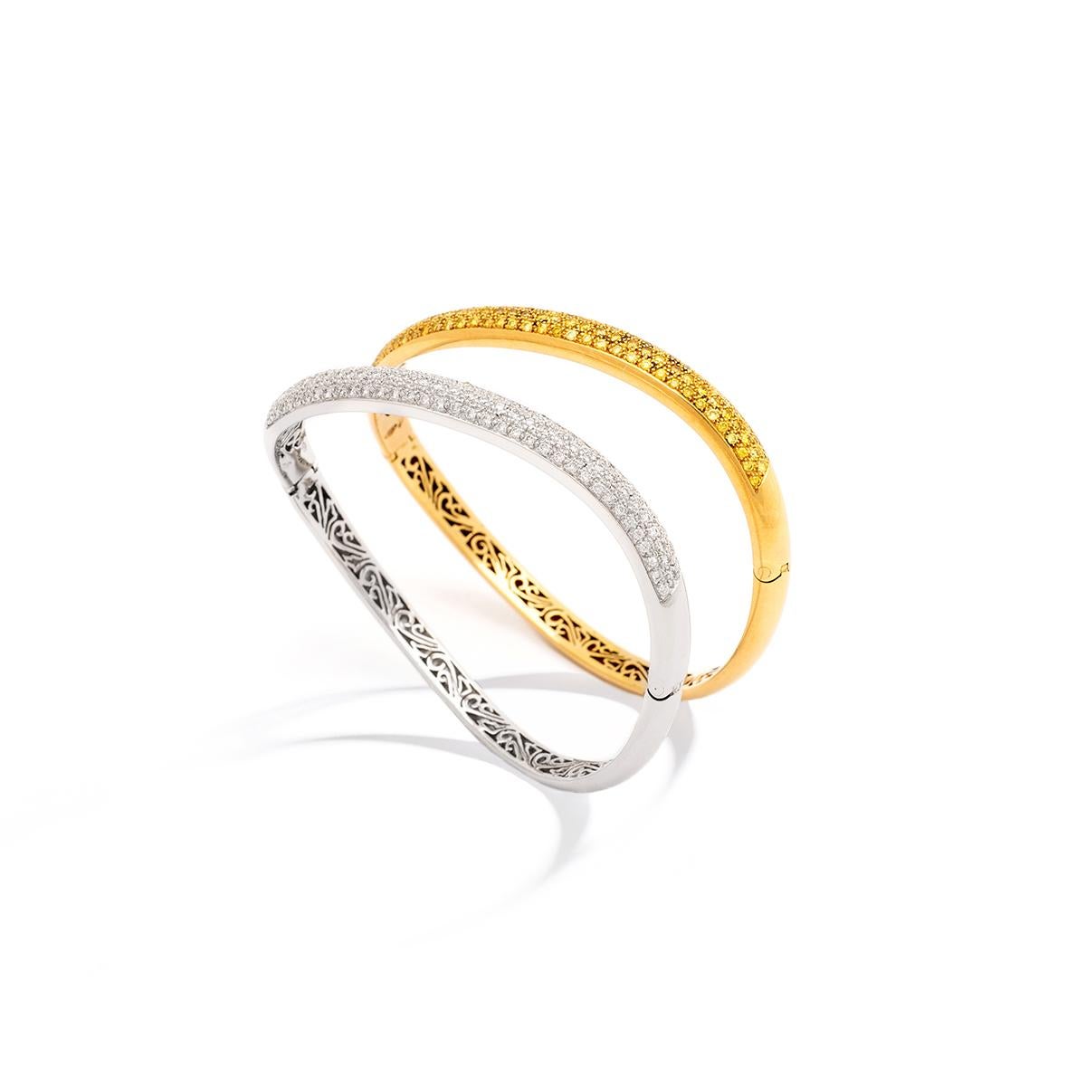Taille ronde Paire de bracelets en or blanc et jaune avec diamants en vente