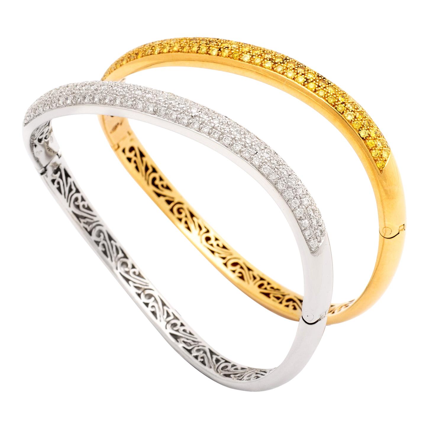 Paire de bracelets en or blanc et jaune avec diamants en vente