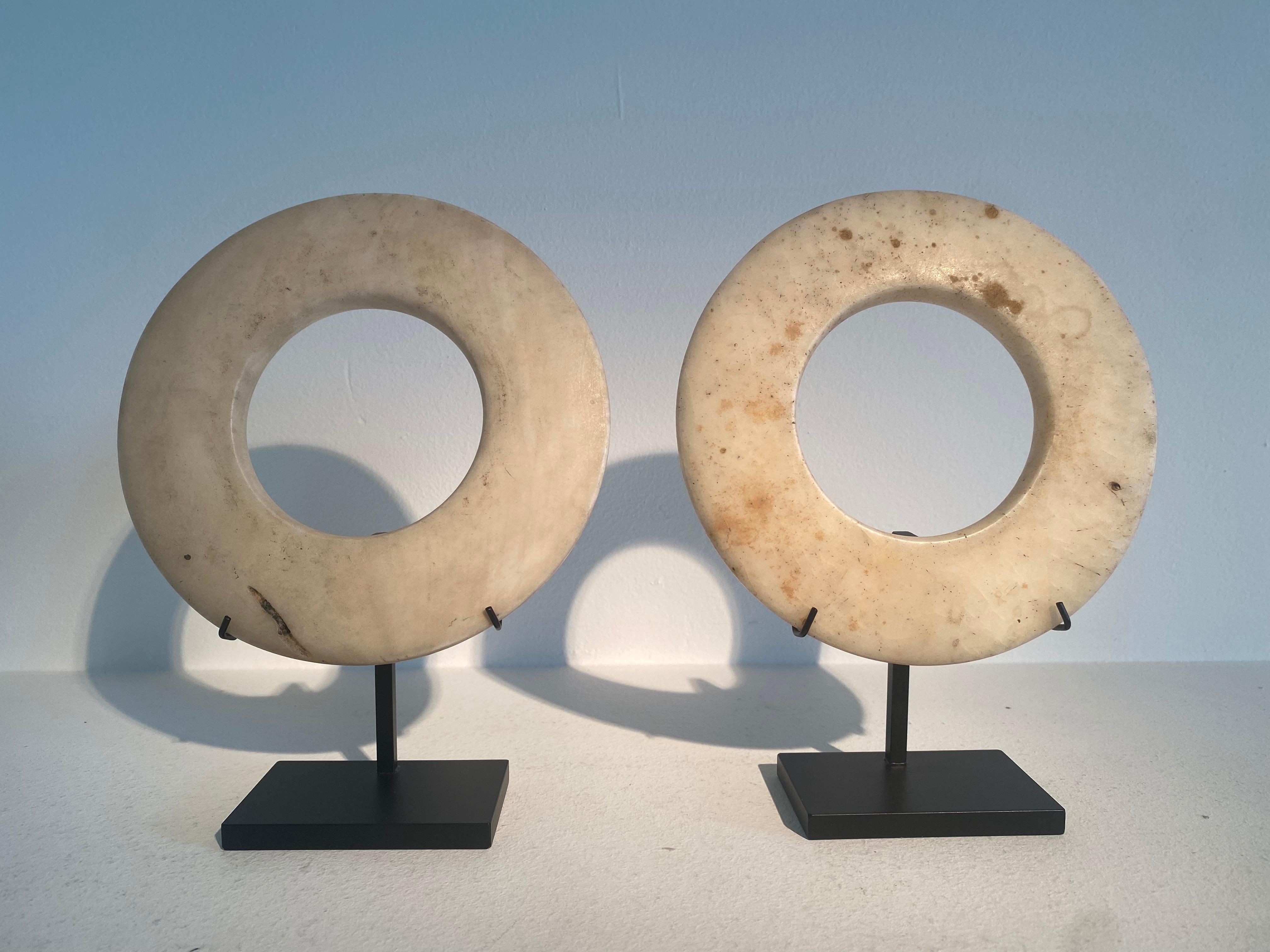 Pair of Bracelets in Tridacna Gigas Shell,
Oceanie,
Collection of Dutch Monks, Pater Maristen,
great, good old patina,
very decorative pair of objects to be used in various spaces.